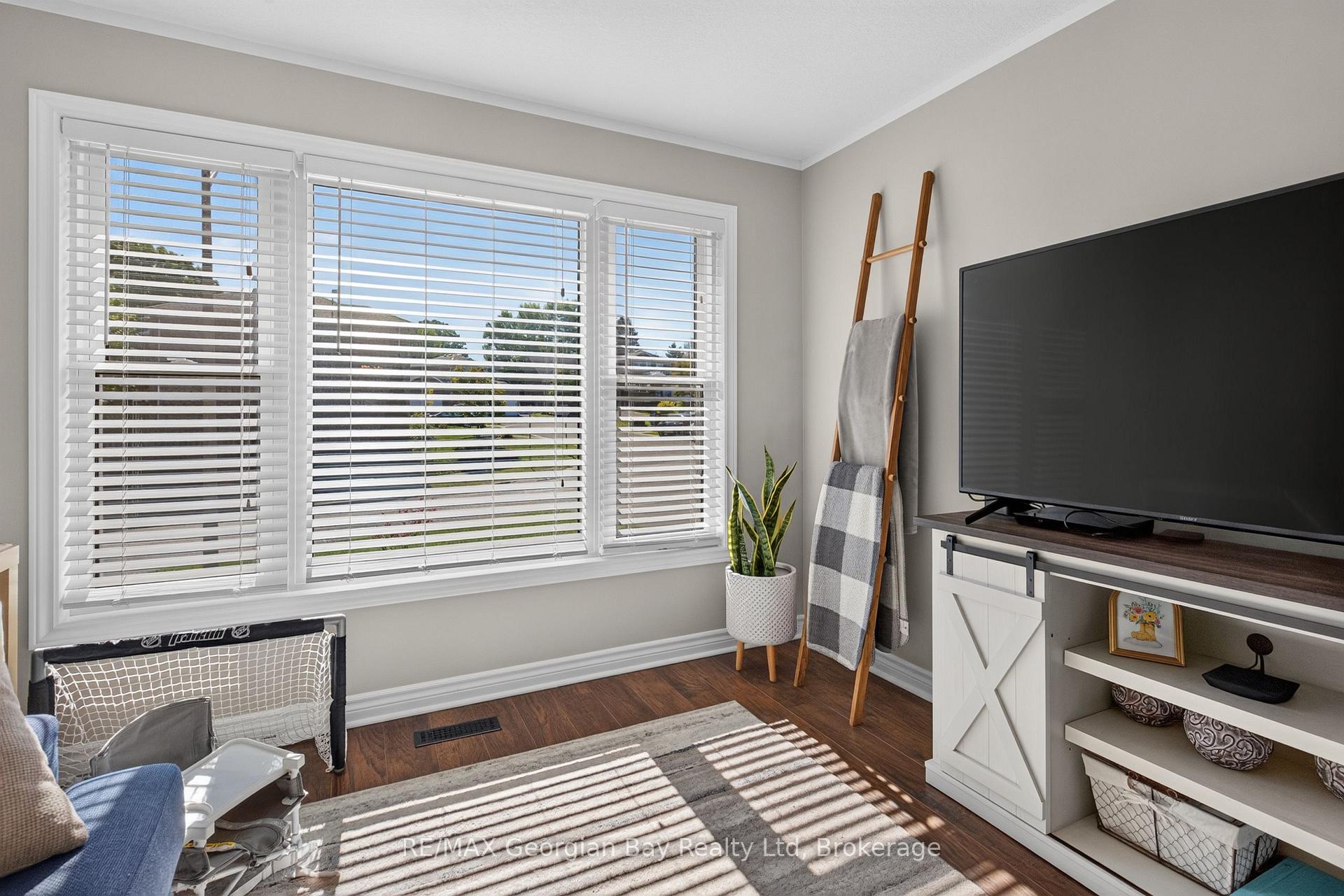 Photo 6 of 988 Victoria Street, Midland — HOMEH