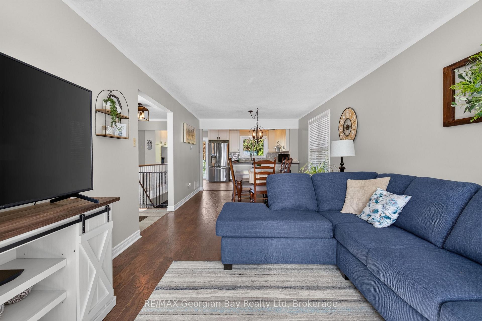 Photo 7 of 988 Victoria Street, Midland — HOMEH