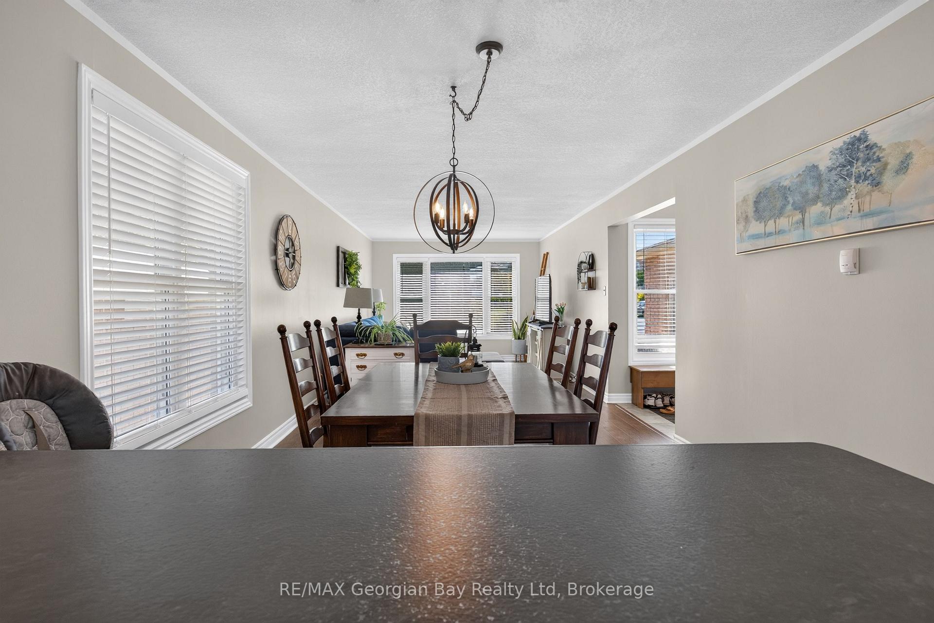 Photo 11 of 988 Victoria Street, Midland — HOMEH