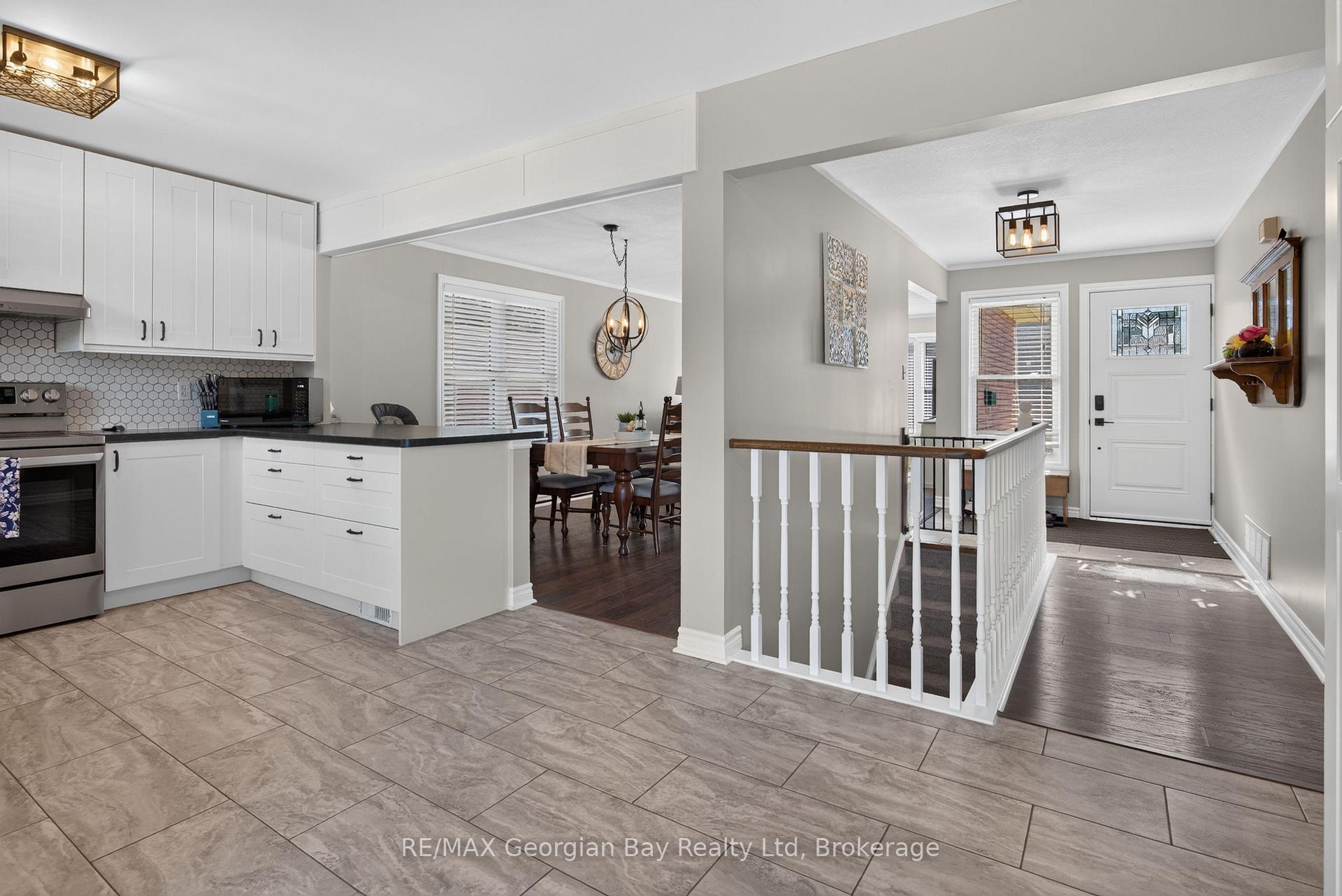 Photo 12 of 988 Victoria Street, Midland — HOMEH