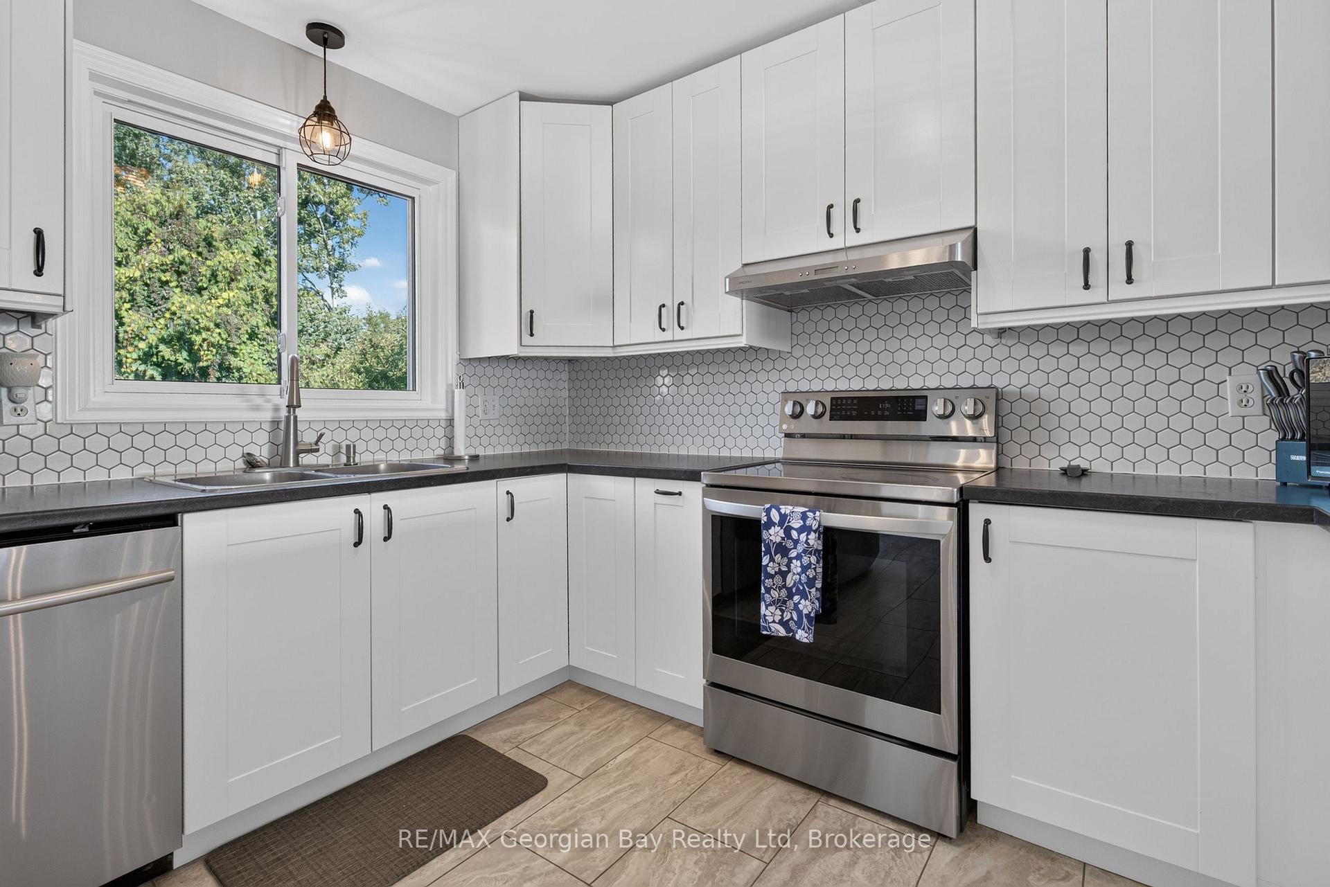 Photo 13 of 988 Victoria Street, Midland — HOMEH