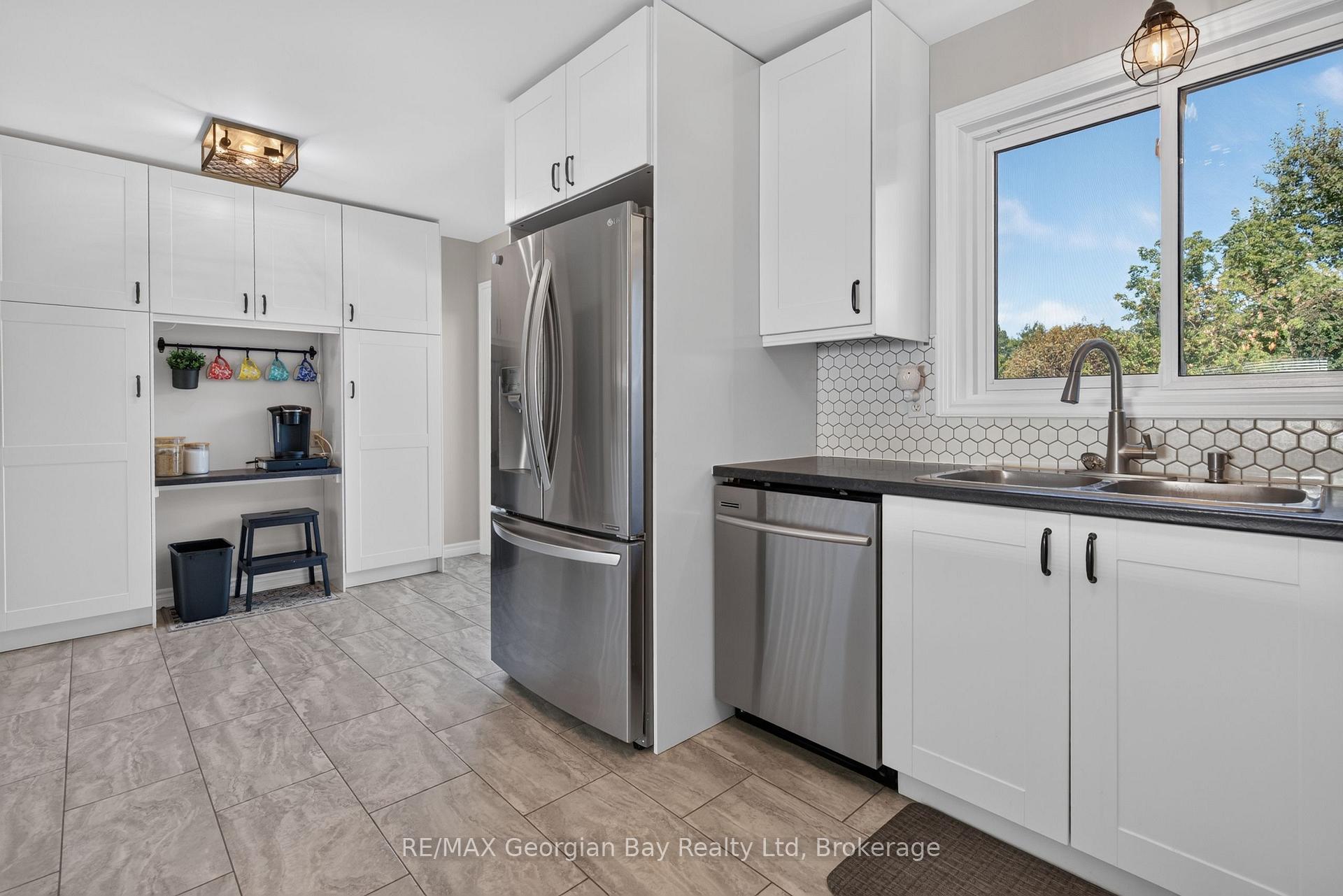 Photo 14 of 988 Victoria Street, Midland — HOMEH