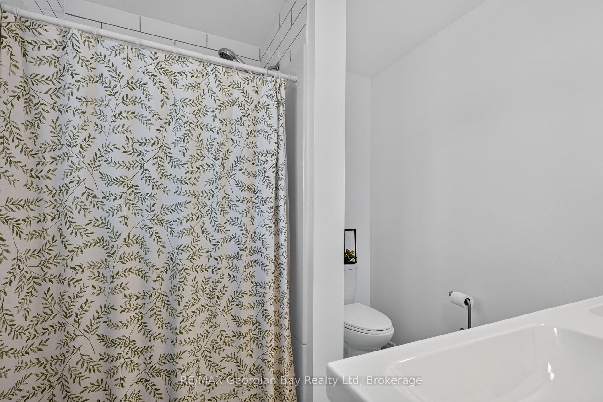 Photo 19 of 988 Victoria Street, Midland — HOMEH