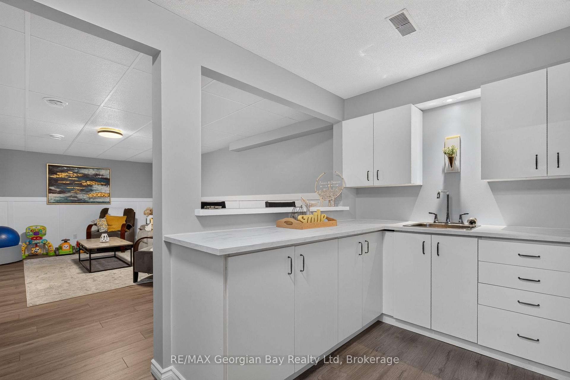 Photo 27 of 988 Victoria Street, Midland — HOMEH