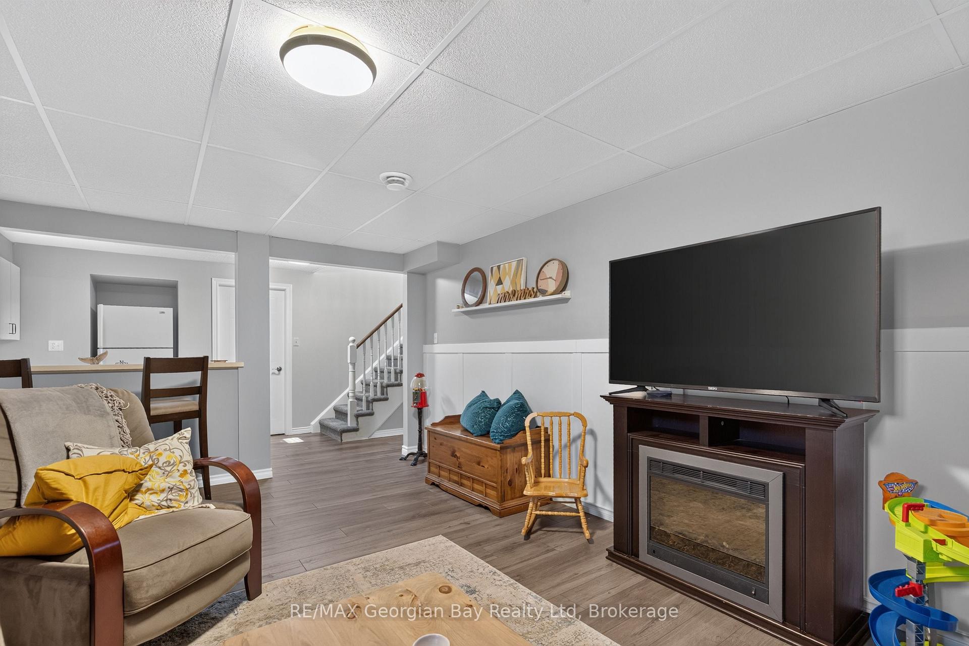 Photo 29 of 988 Victoria Street, Midland — HOMEH
