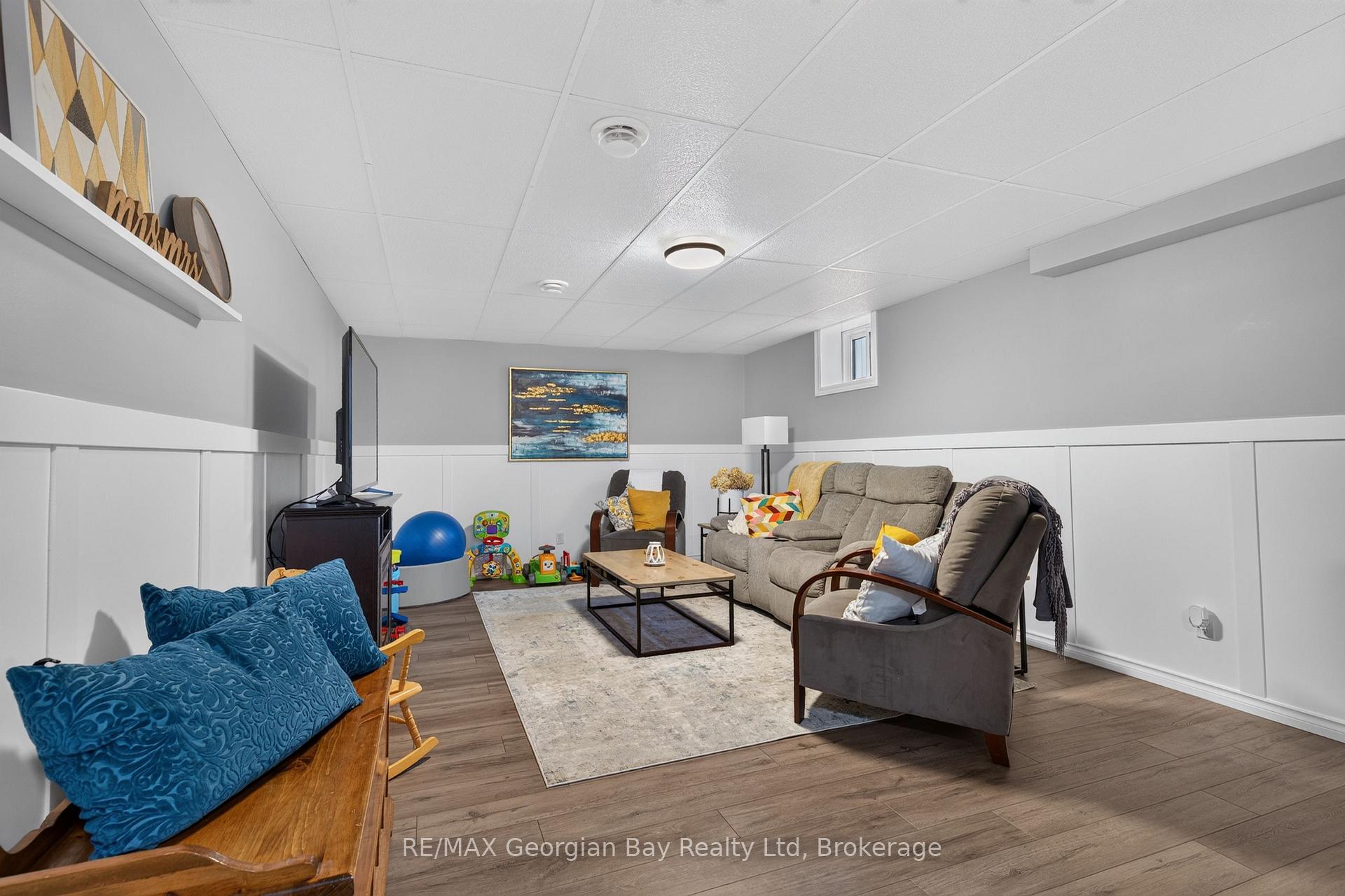 Photo 30 of 988 Victoria Street, Midland — HOMEH