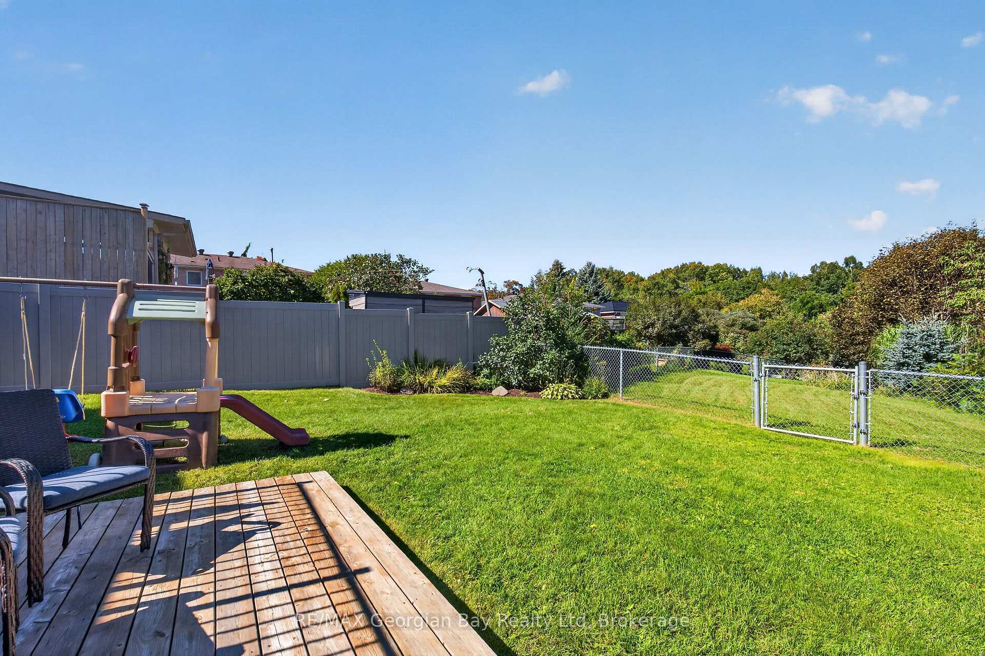 Photo 37 of 988 Victoria Street, Midland — HOMEH