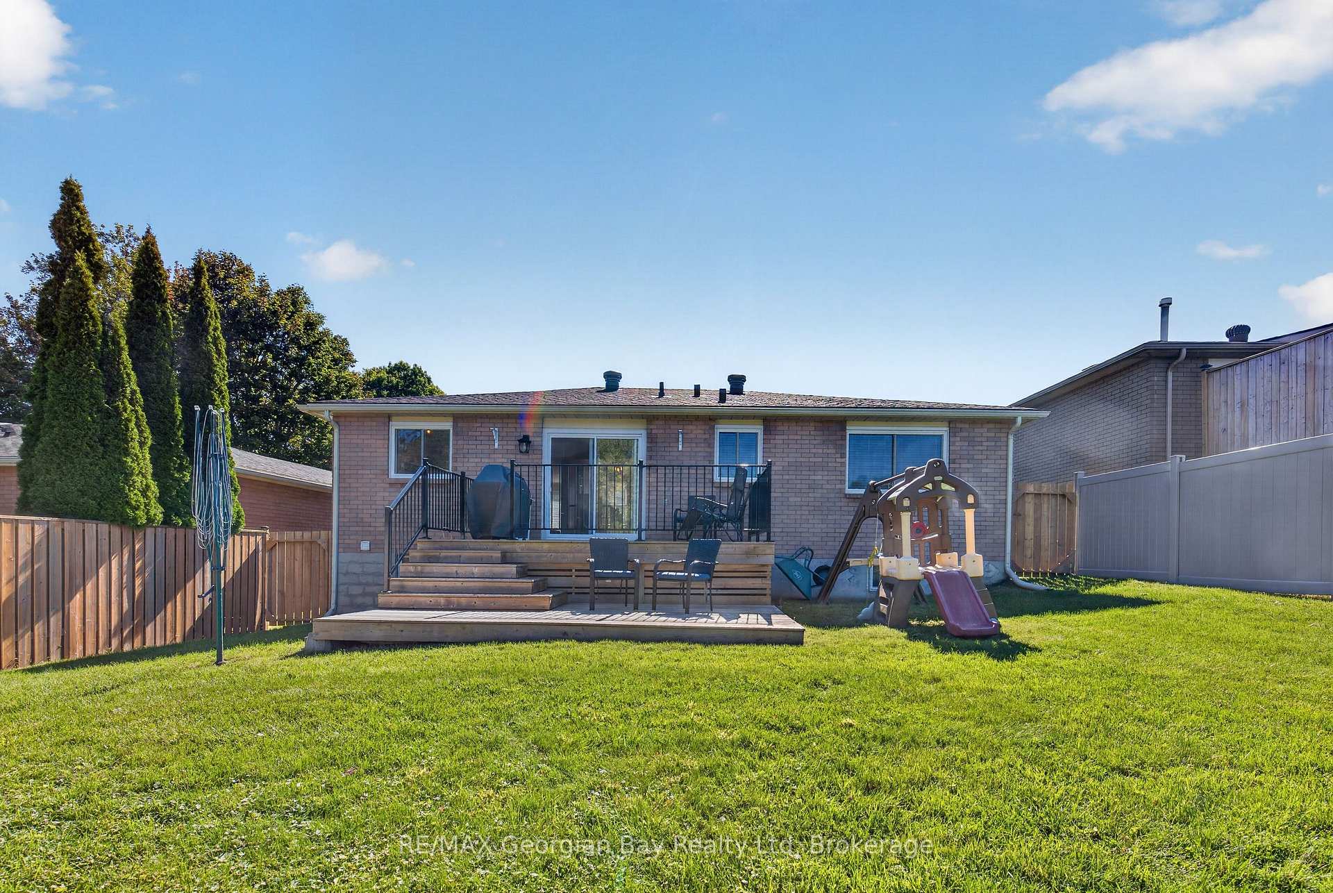 Photo 39 of 988 Victoria Street, Midland — HOMEH