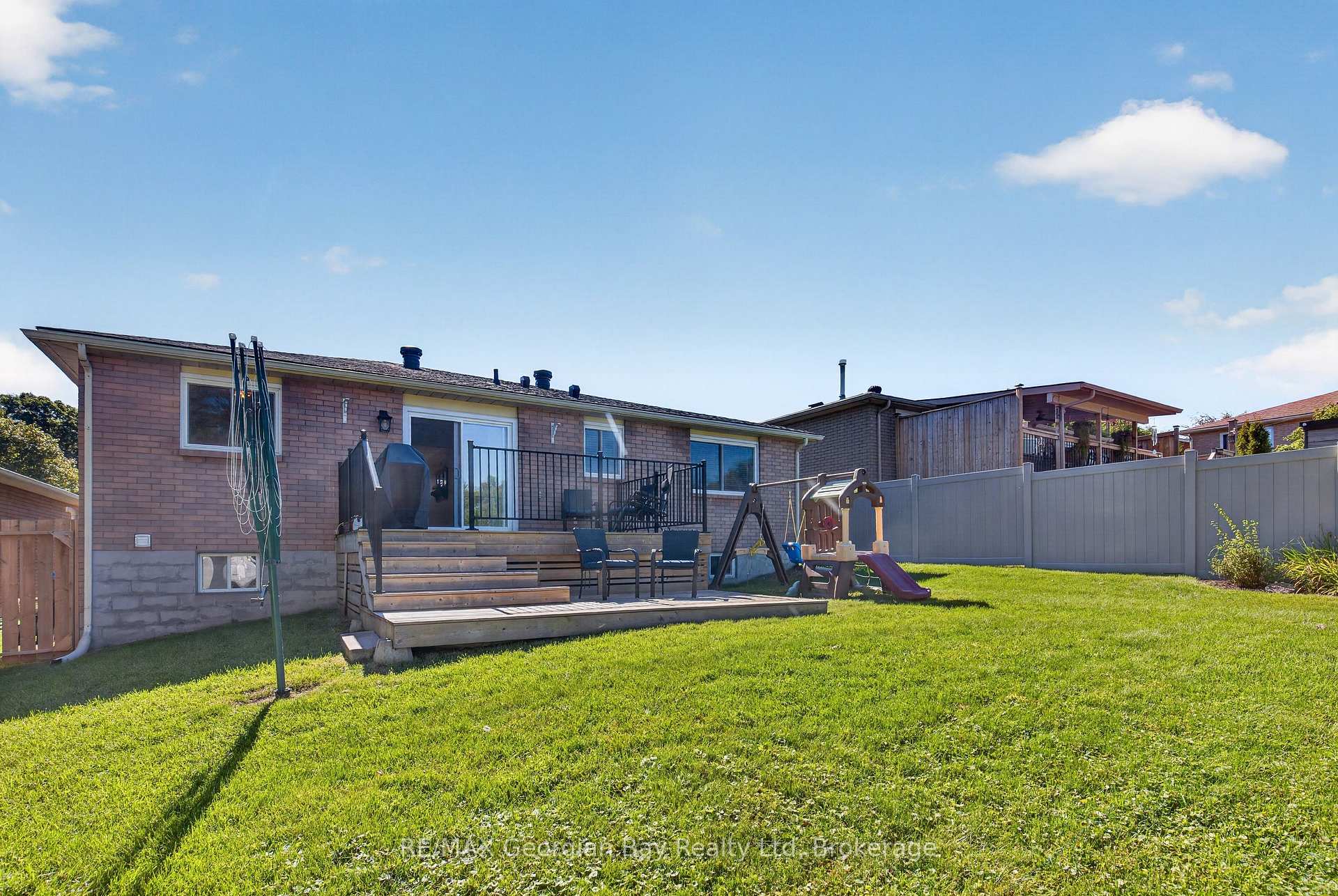Photo 40 of 988 Victoria Street, Midland — HOMEH