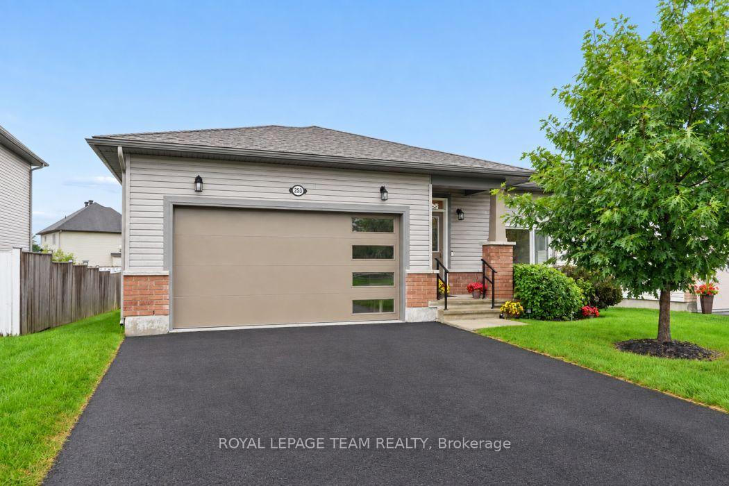 Photo 2 of 253 Edey Street, Arnprior, Arnprior — HOMEH