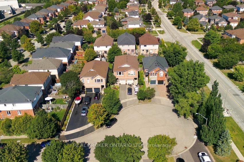Photo 2 of 29 Slater Court, Hamilton, Waterdown — HOMEH