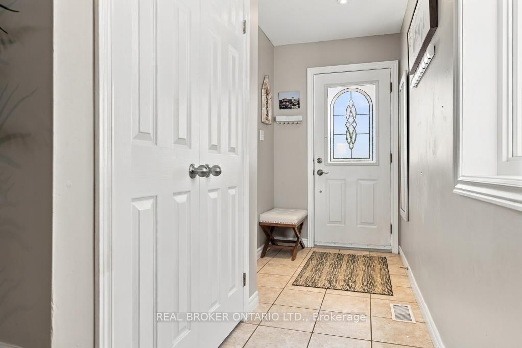 Photo 4 of 29 Slater Court, Hamilton, Waterdown — HOMEH