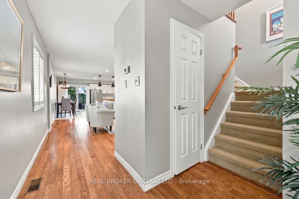 Photo 5 of 29 Slater Court, Hamilton, Waterdown — HOMEH
