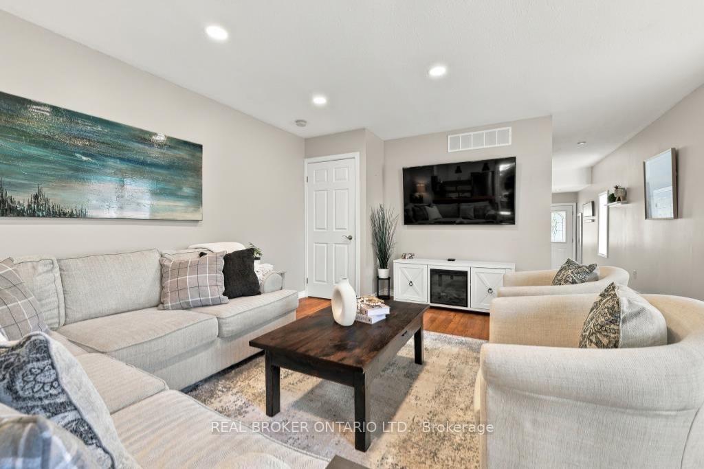 Photo 7 of 29 Slater Court, Hamilton, Waterdown — HOMEH