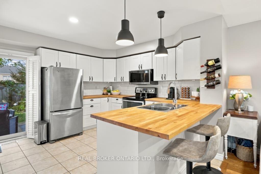Photo 9 of 29 Slater Court, Hamilton, Waterdown — HOMEH