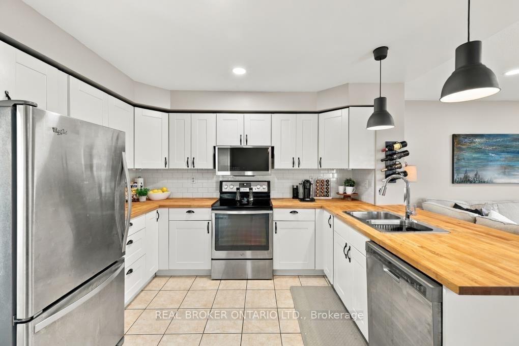 Photo 10 of 29 Slater Court, Hamilton, Waterdown — HOMEH