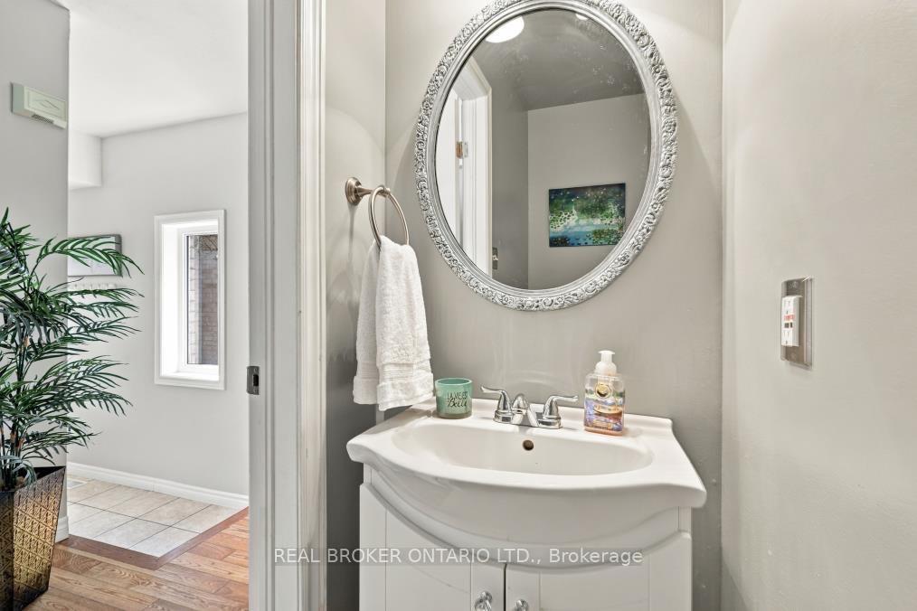 Photo 12 of 29 Slater Court, Hamilton, Waterdown — HOMEH