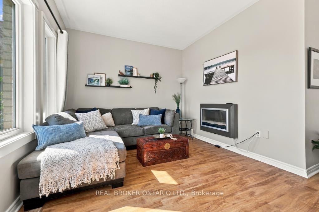 Photo 15 of 29 Slater Court, Hamilton, Waterdown — HOMEH