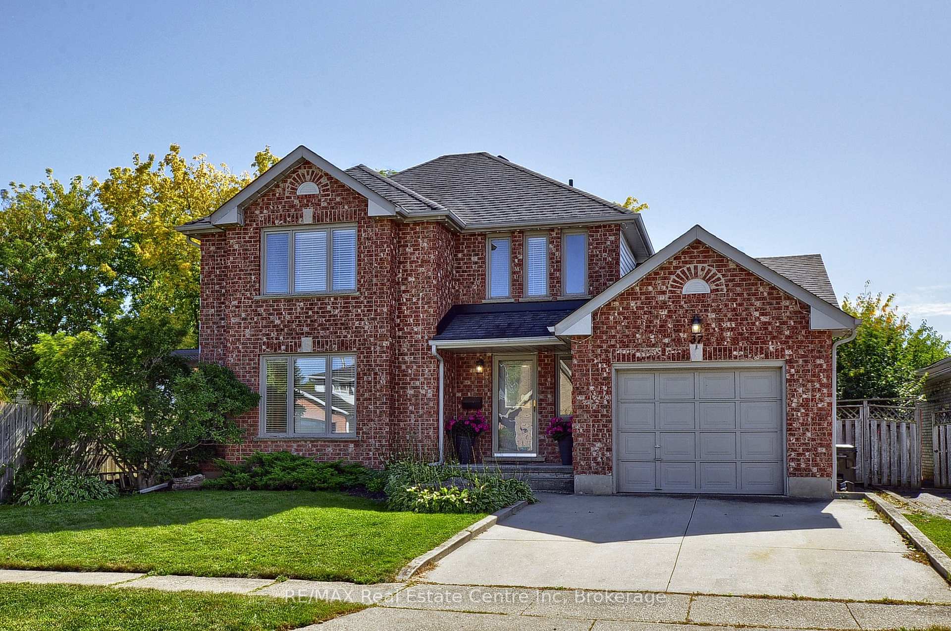 Photo 2 of 37 Woodcroft Place, Cambridge, Christopher-Champlain — HOMEH