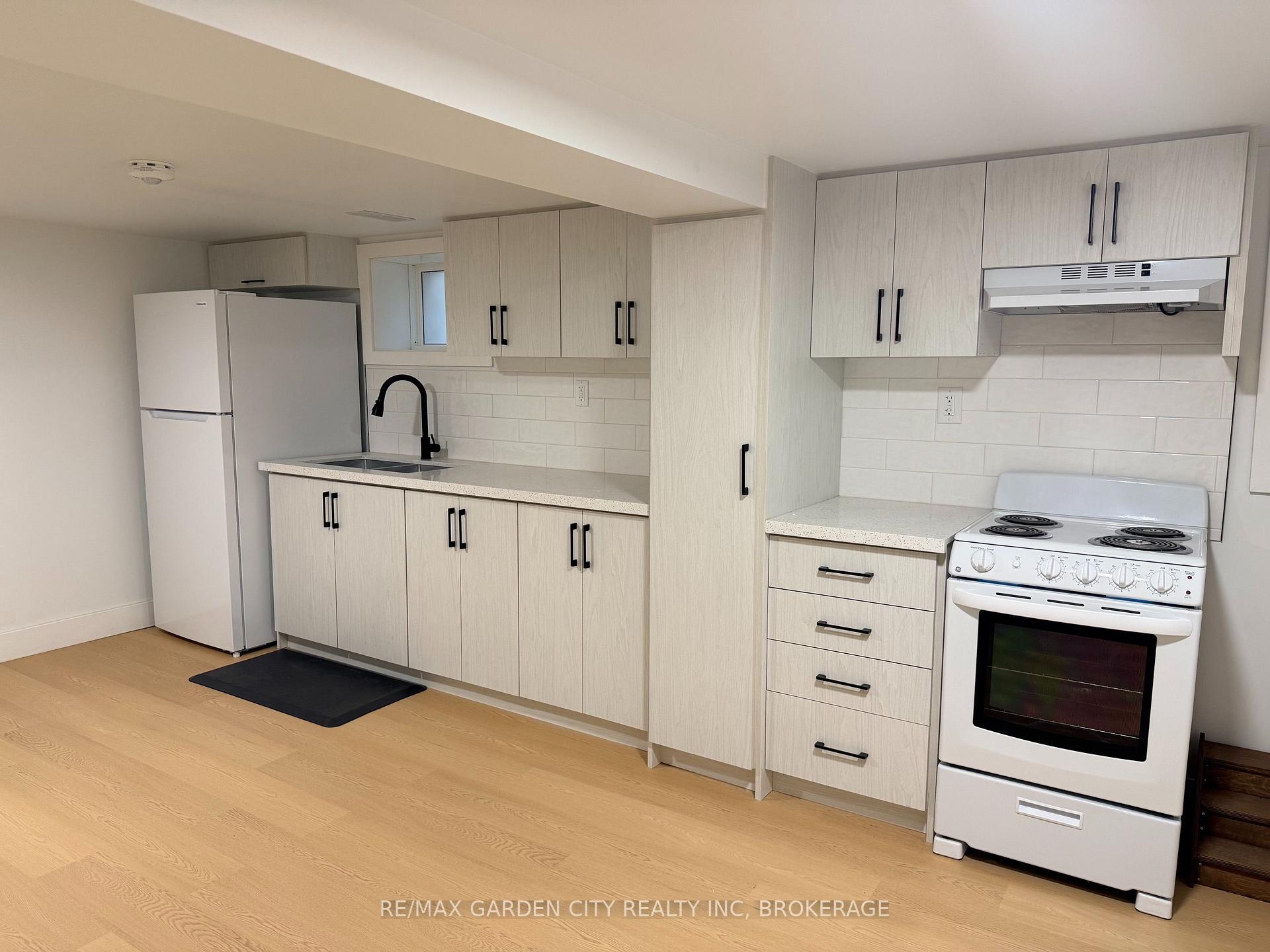 Photo 6 of 5261 Buchanan Avenue, Niagara Falls, Cherrywood — HOMEH