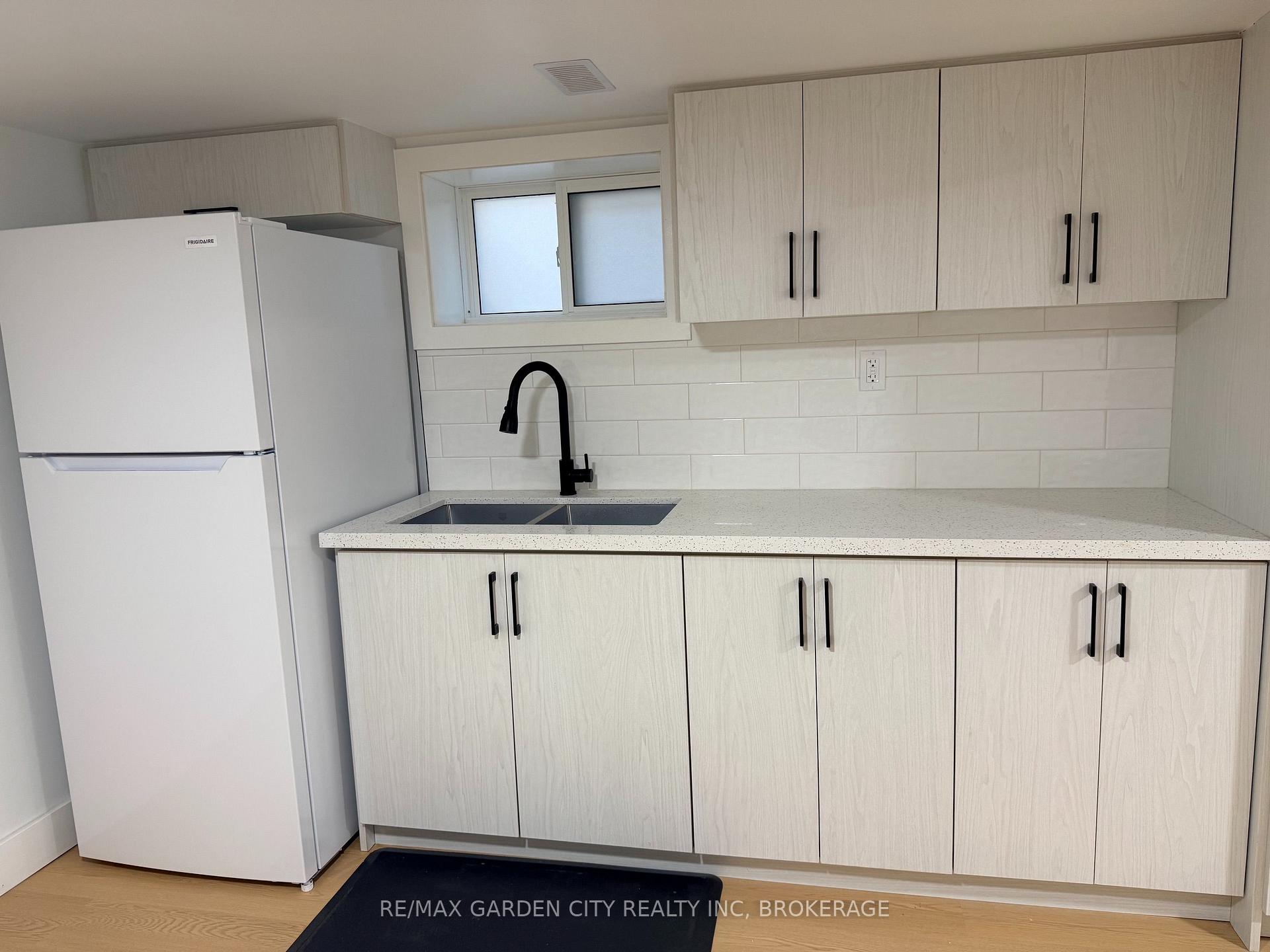 Photo 7 of 5261 Buchanan Avenue, Niagara Falls, Cherrywood — HOMEH