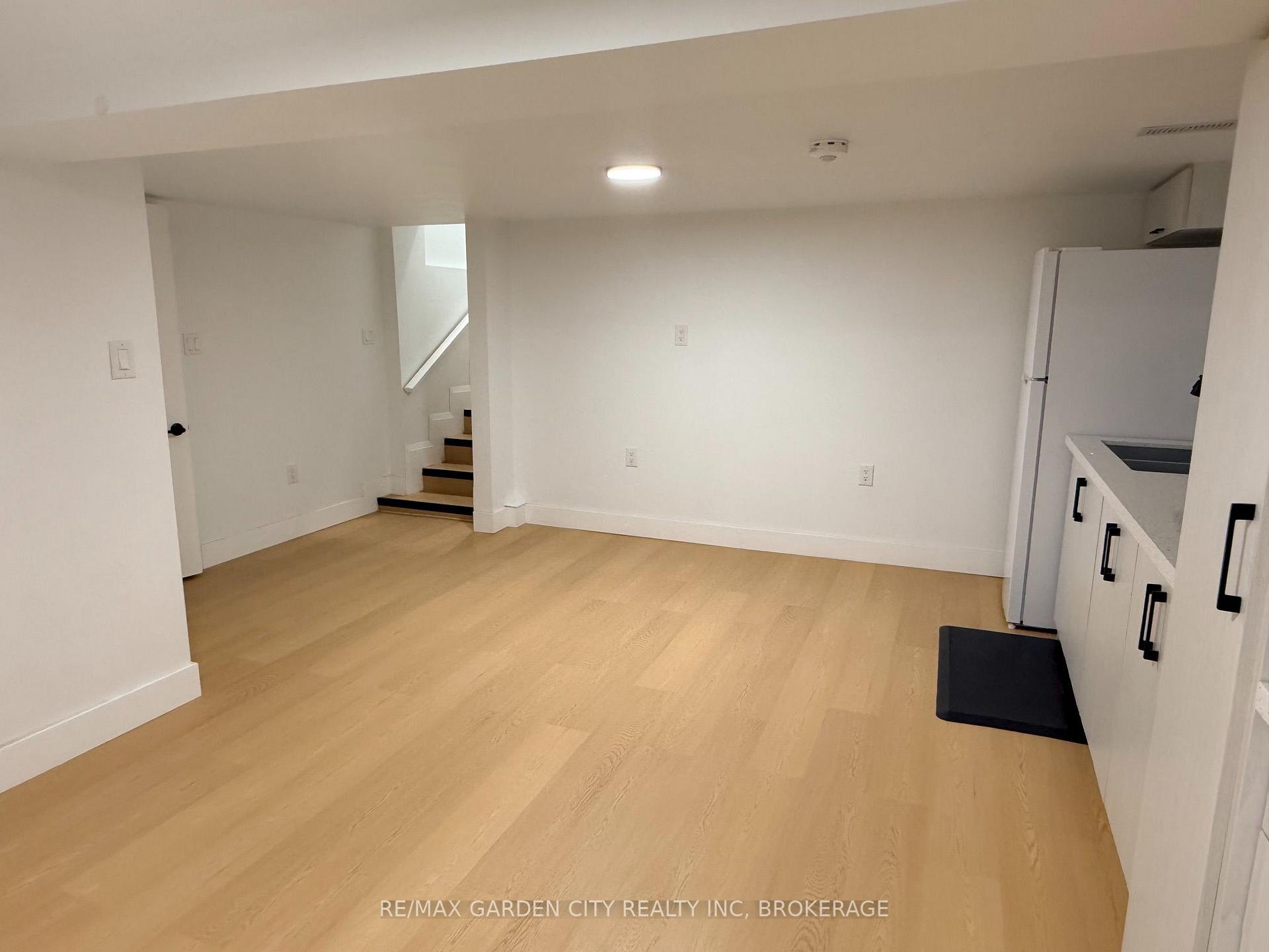 Photo 9 of 5261 Buchanan Avenue, Niagara Falls, Cherrywood — HOMEH