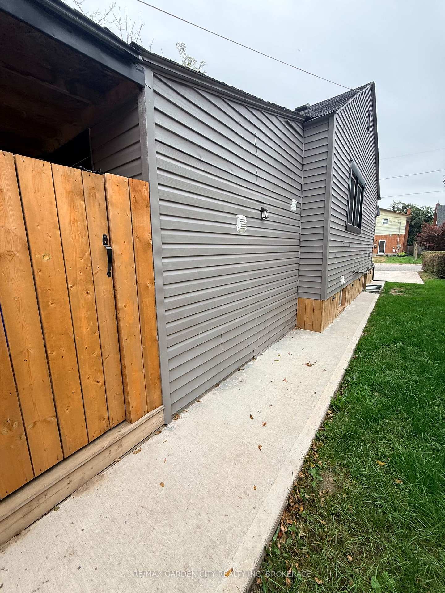 Photo 15 of 5261 Buchanan Avenue, Niagara Falls, Cherrywood — HOMEH