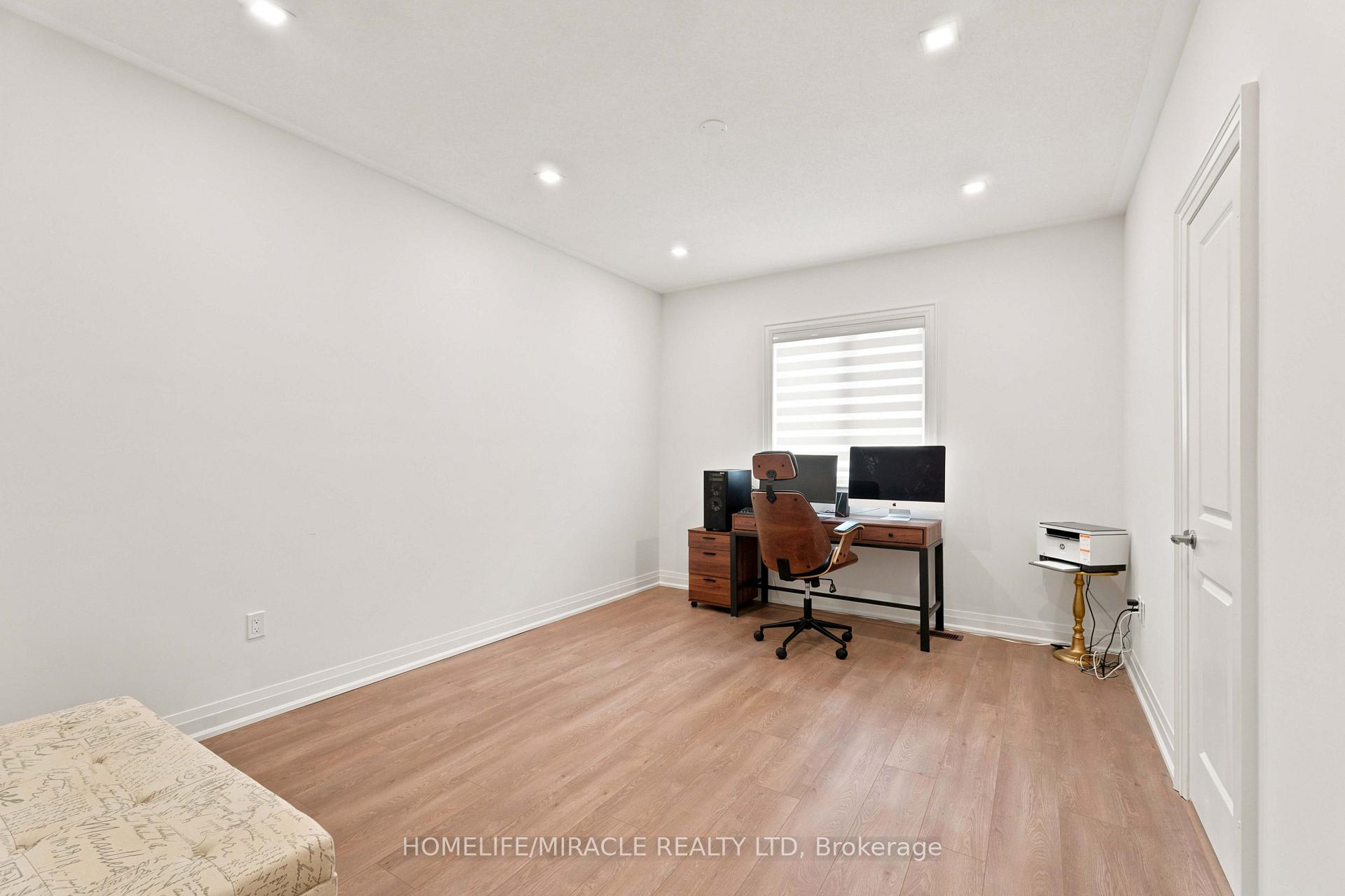 Photo 32 of 19 Kenesky Drive, Hamilton, Waterdown — HOMEH