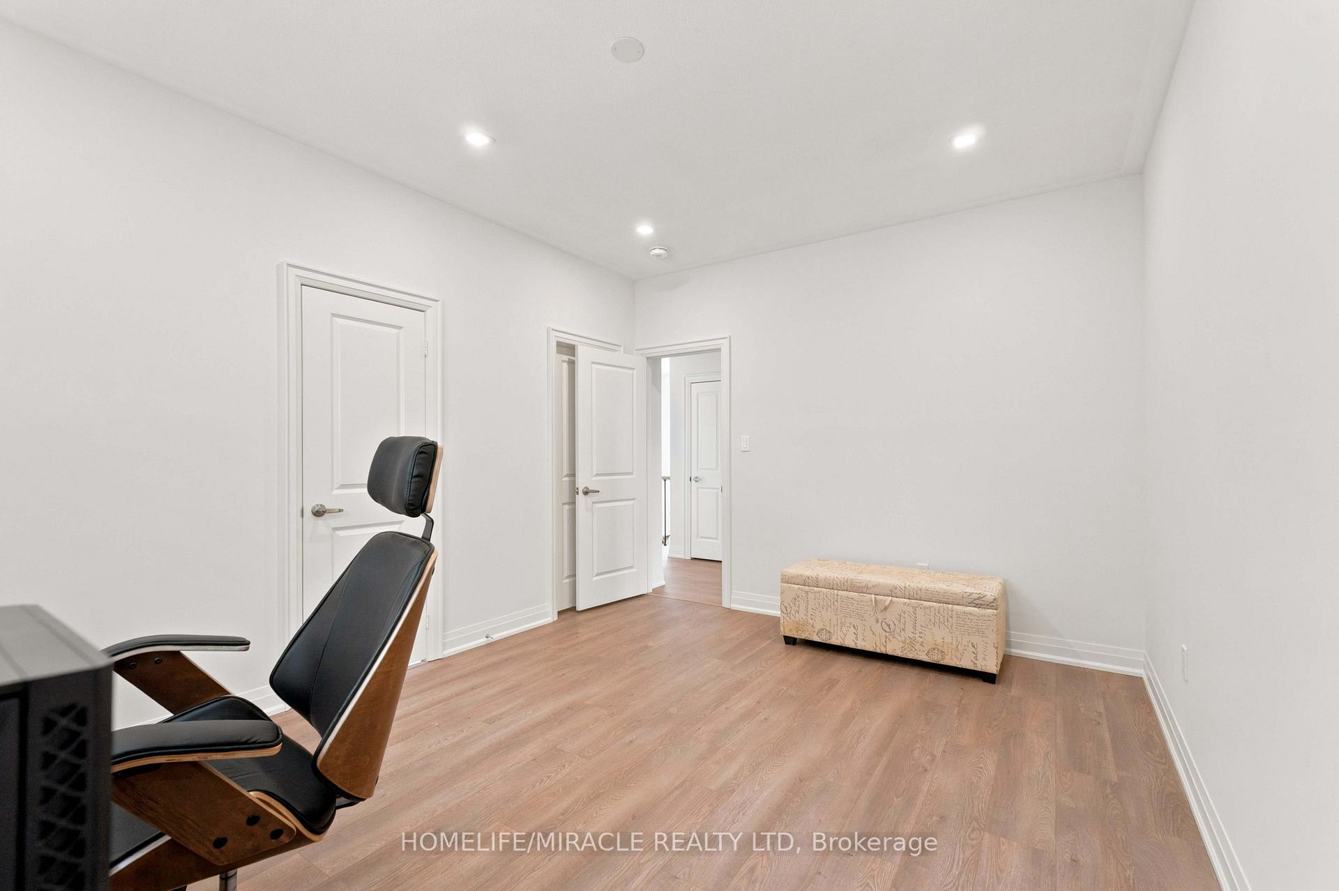 Photo 33 of 19 Kenesky Drive, Hamilton, Waterdown — HOMEH