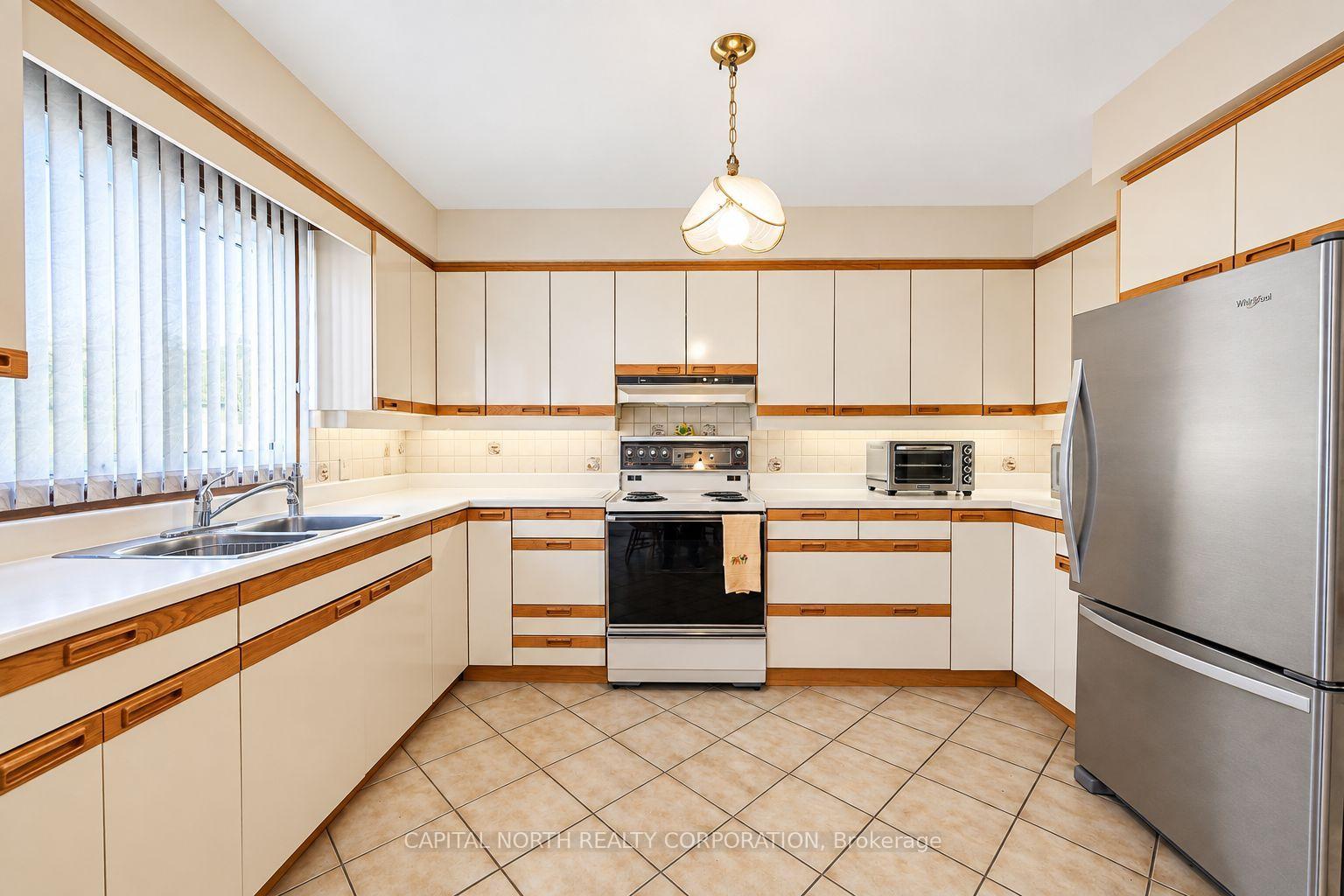 Photo 11 of 30 Cartwright Avenue, North York, Yorkdale-Glen Park — HOMEH