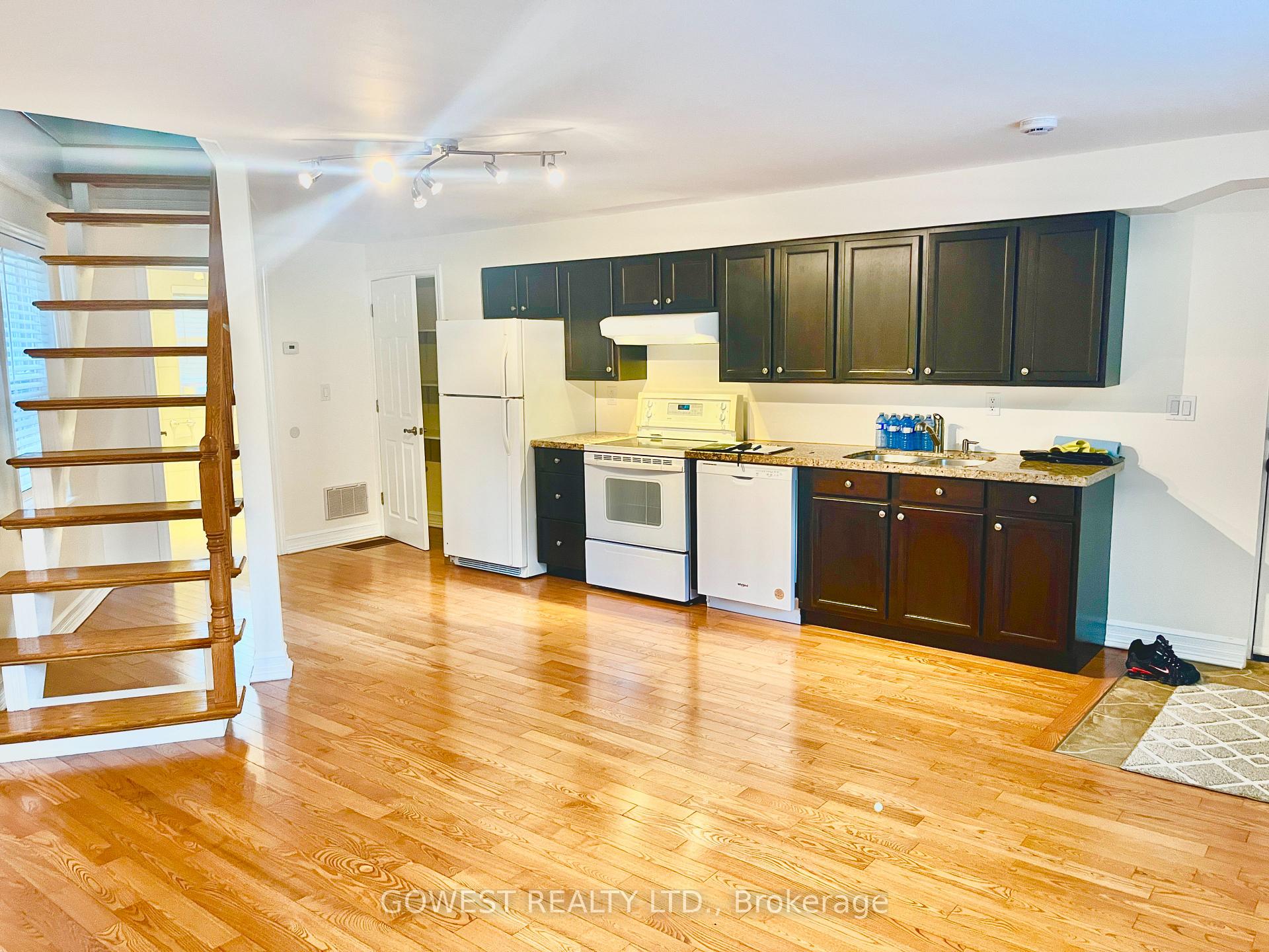 Photo 3 of Unit 2, 18 Varsity Road, Toronto, Lambton Baby Point — HOMEH