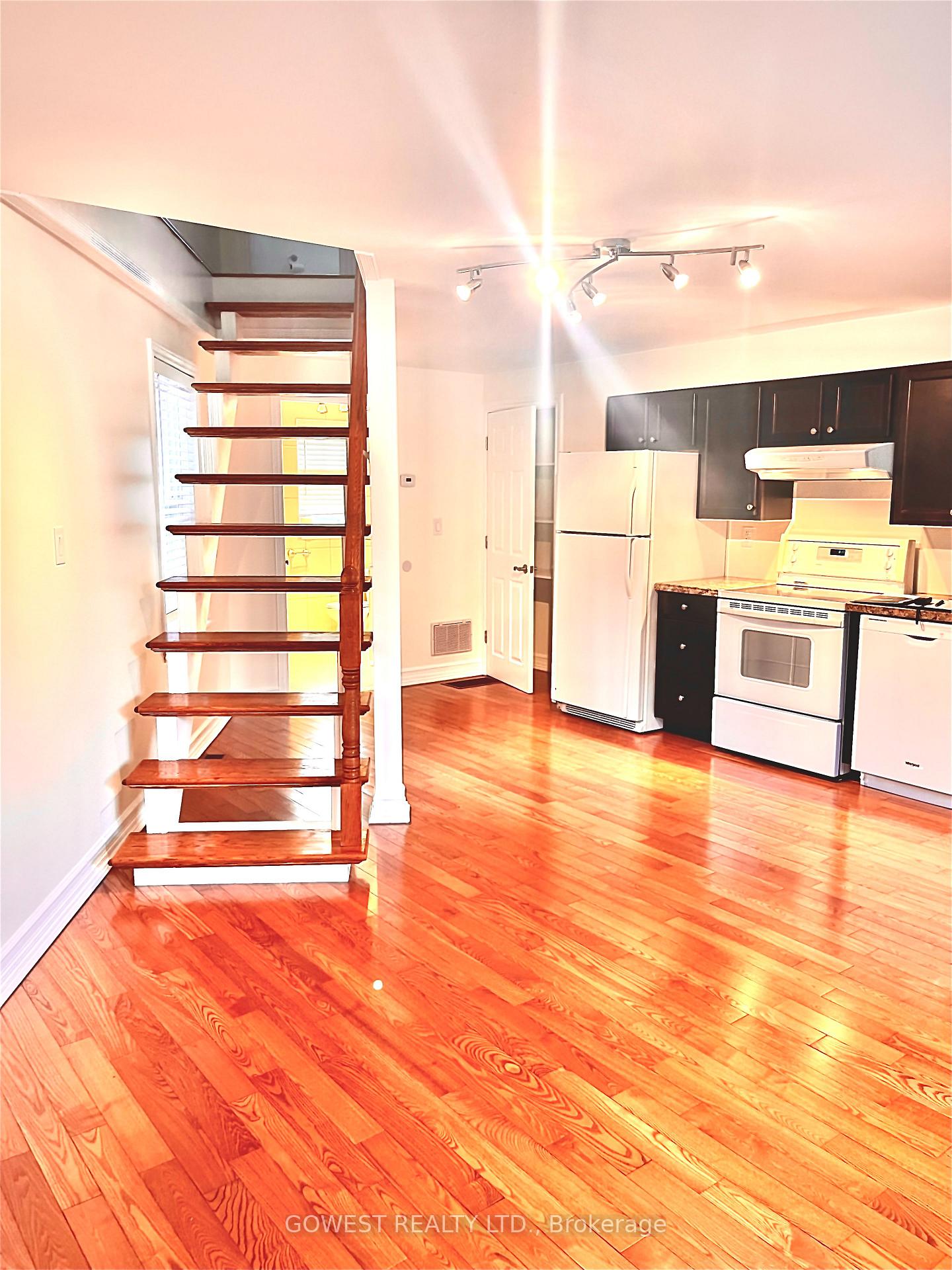 Photo 5 of Unit 2, 18 Varsity Road, Toronto, Lambton Baby Point — HOMEH