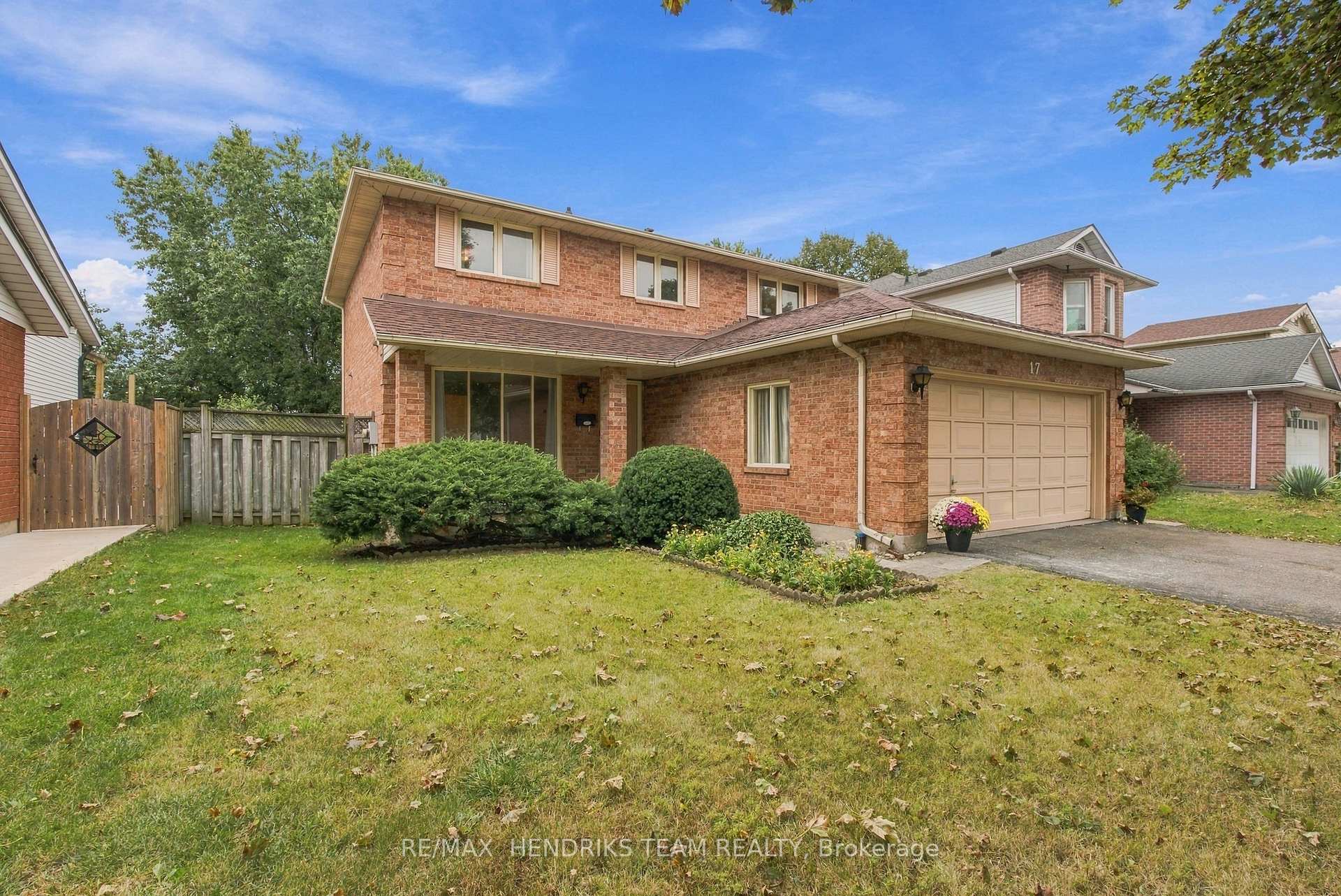 Photo 2 of 17 Farmington Drive, St. Catharines, Grapeview — HOMEH