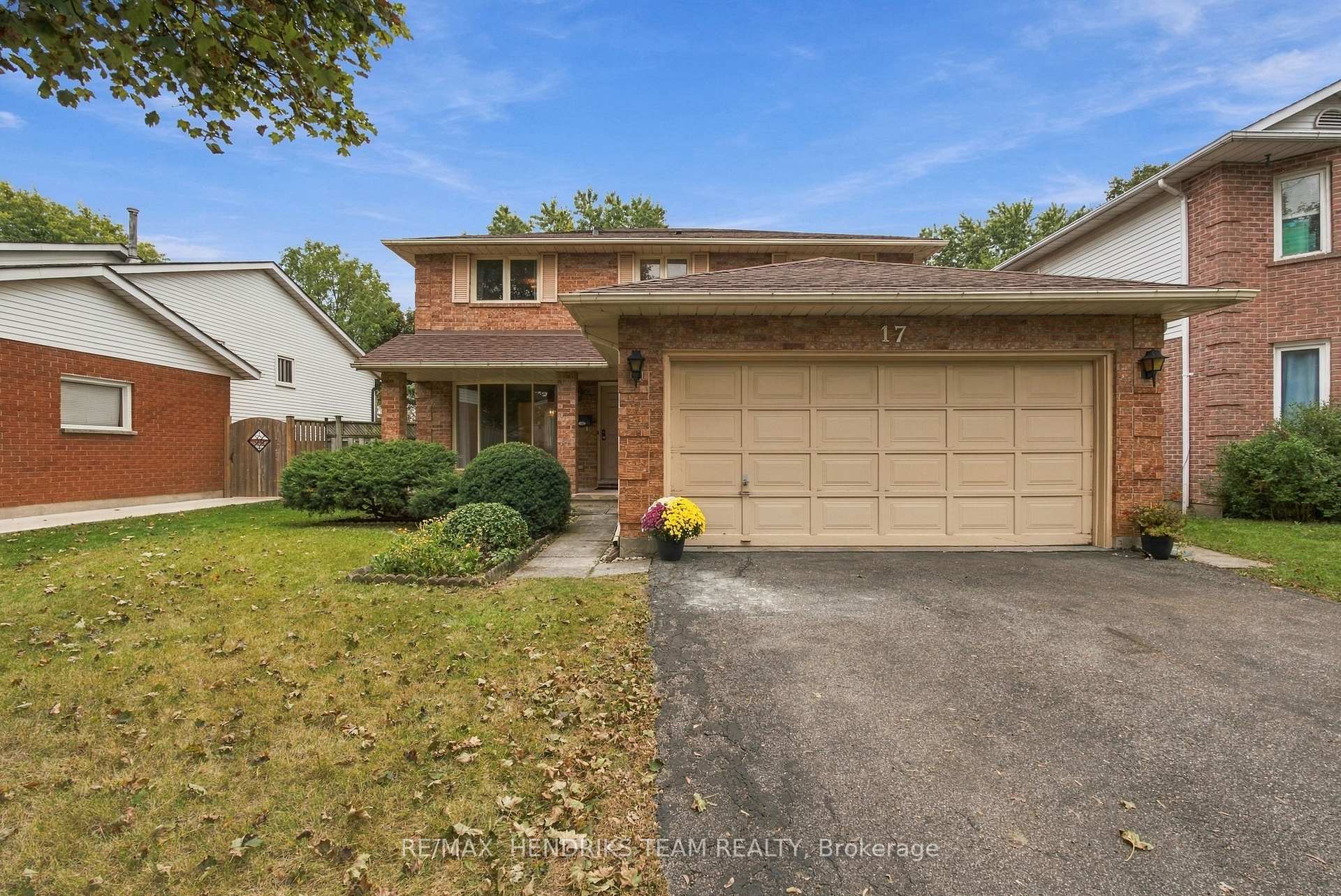 Photo 3 of 17 Farmington Drive, St. Catharines, Grapeview — HOMEH