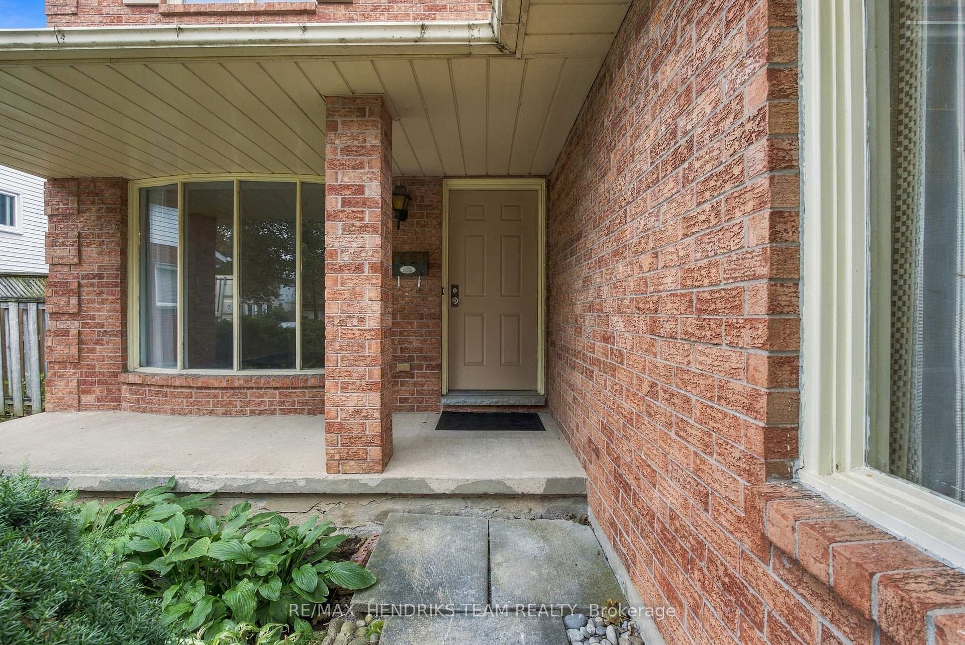 Photo 4 of 17 Farmington Drive, St. Catharines, Grapeview — HOMEH