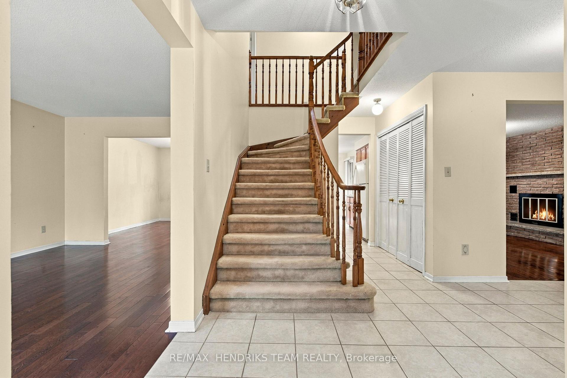 Photo 5 of 17 Farmington Drive, St. Catharines, Grapeview — HOMEH