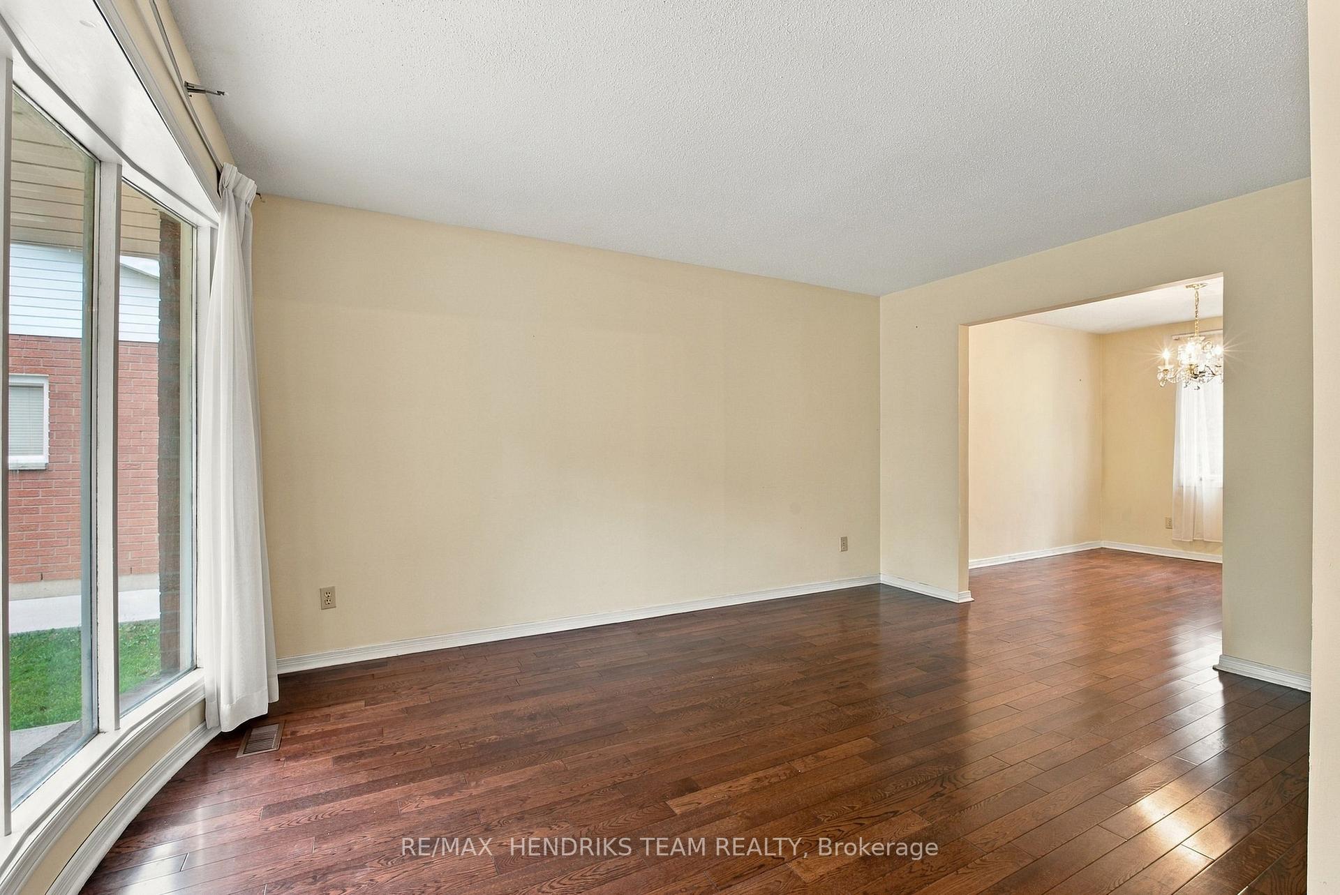 Photo 6 of 17 Farmington Drive, St. Catharines, Grapeview — HOMEH
