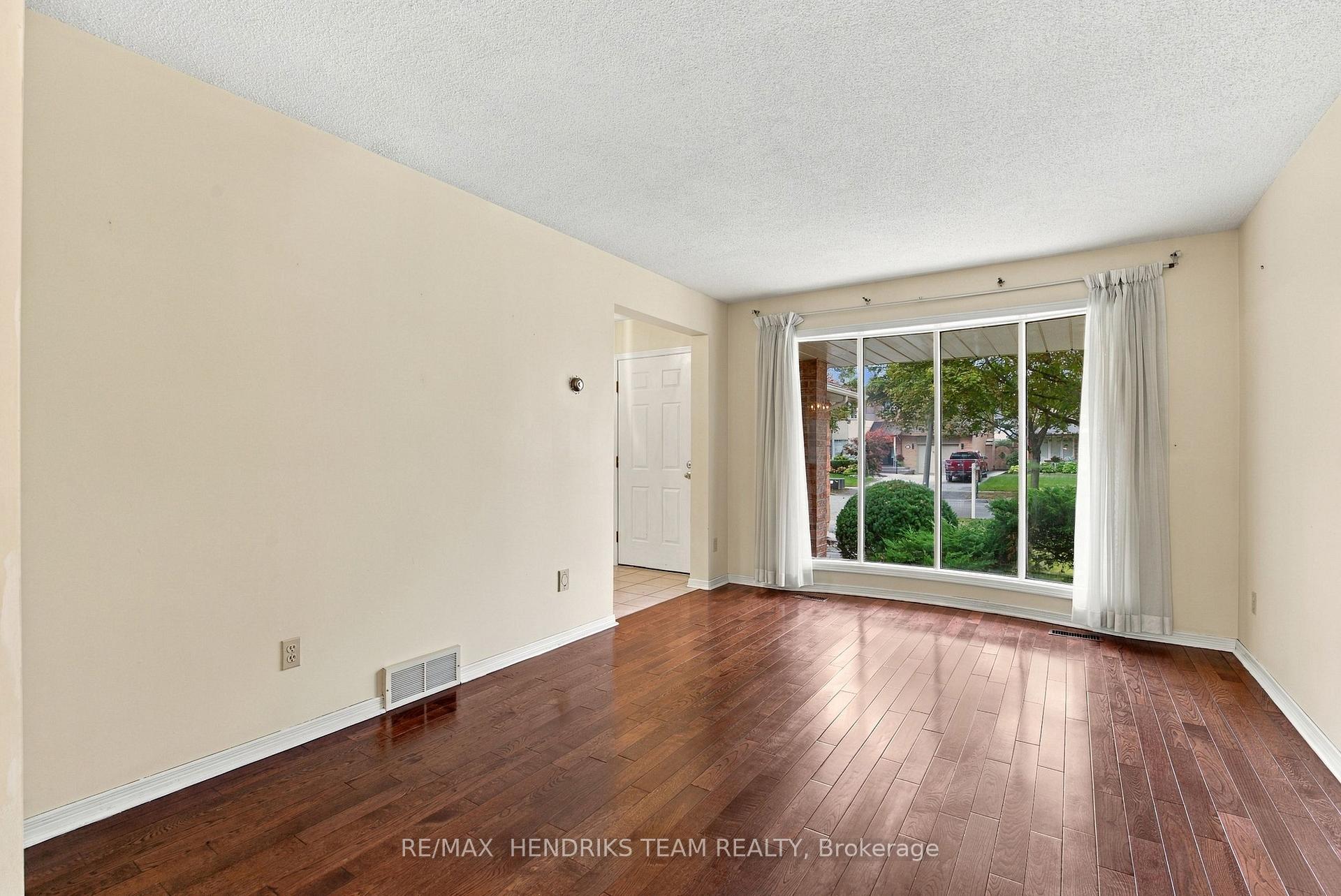 Photo 8 of 17 Farmington Drive, St. Catharines, Grapeview — HOMEH