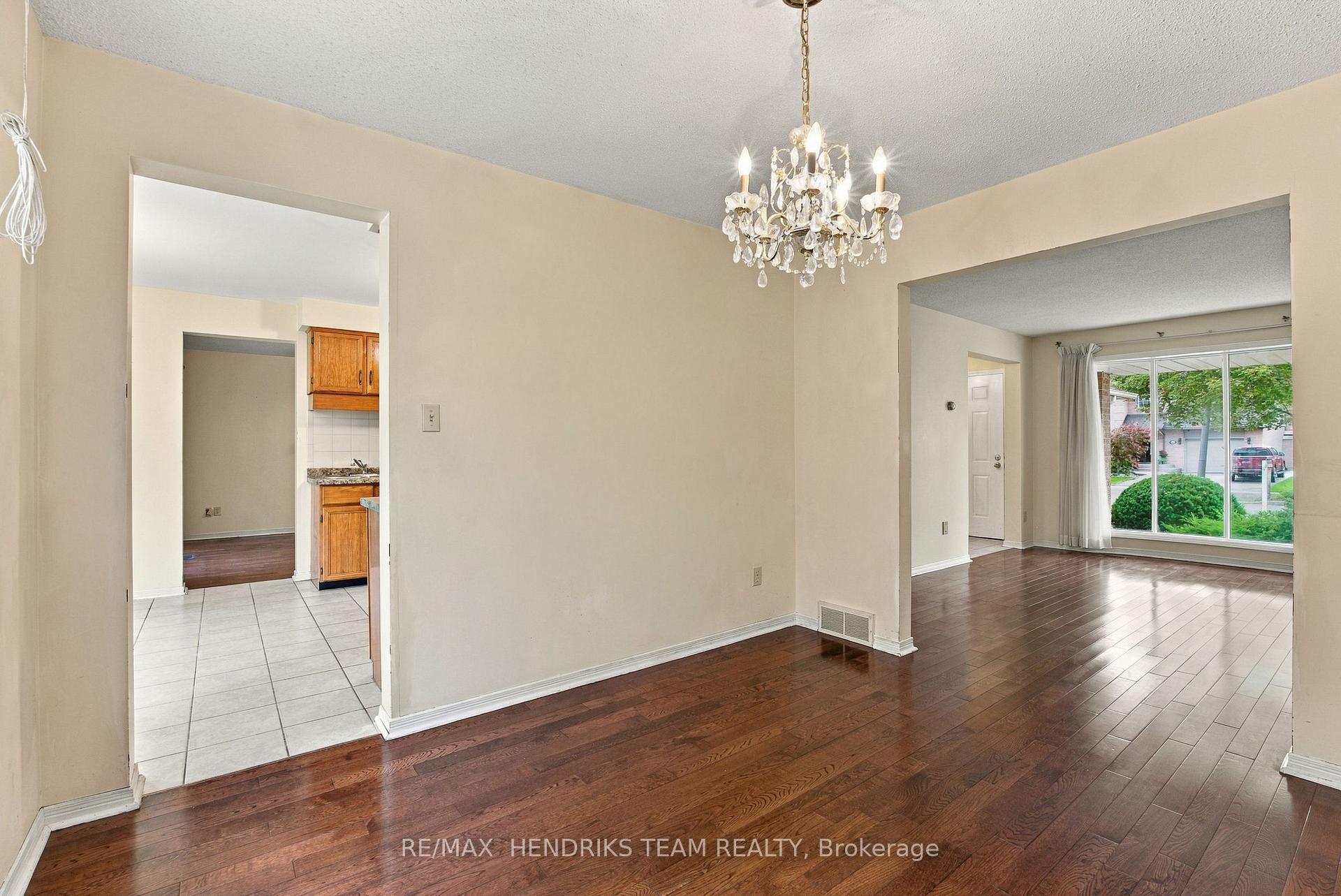 Photo 9 of 17 Farmington Drive, St. Catharines, Grapeview — HOMEH