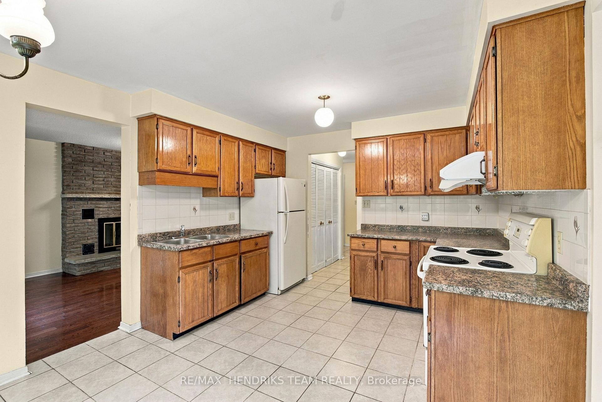 Photo 10 of 17 Farmington Drive, St. Catharines, Grapeview — HOMEH