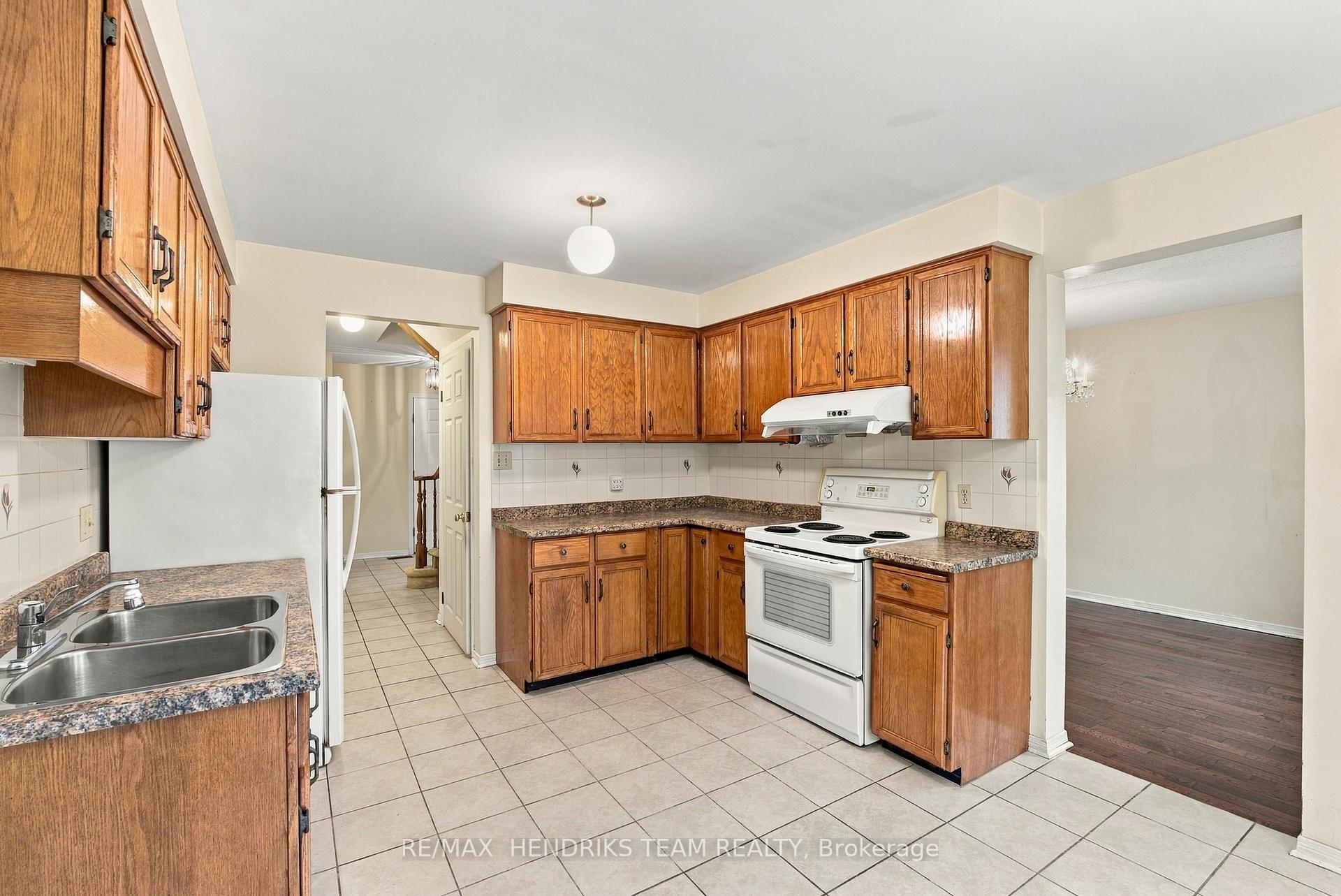 Photo 11 of 17 Farmington Drive, St. Catharines, Grapeview — HOMEH
