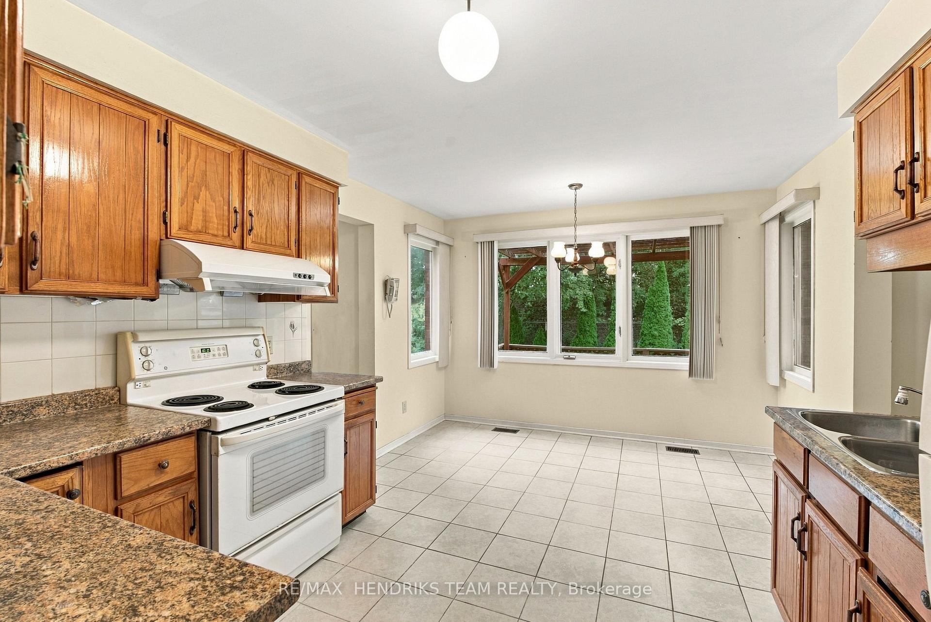 Photo 13 of 17 Farmington Drive, St. Catharines, Grapeview — HOMEH