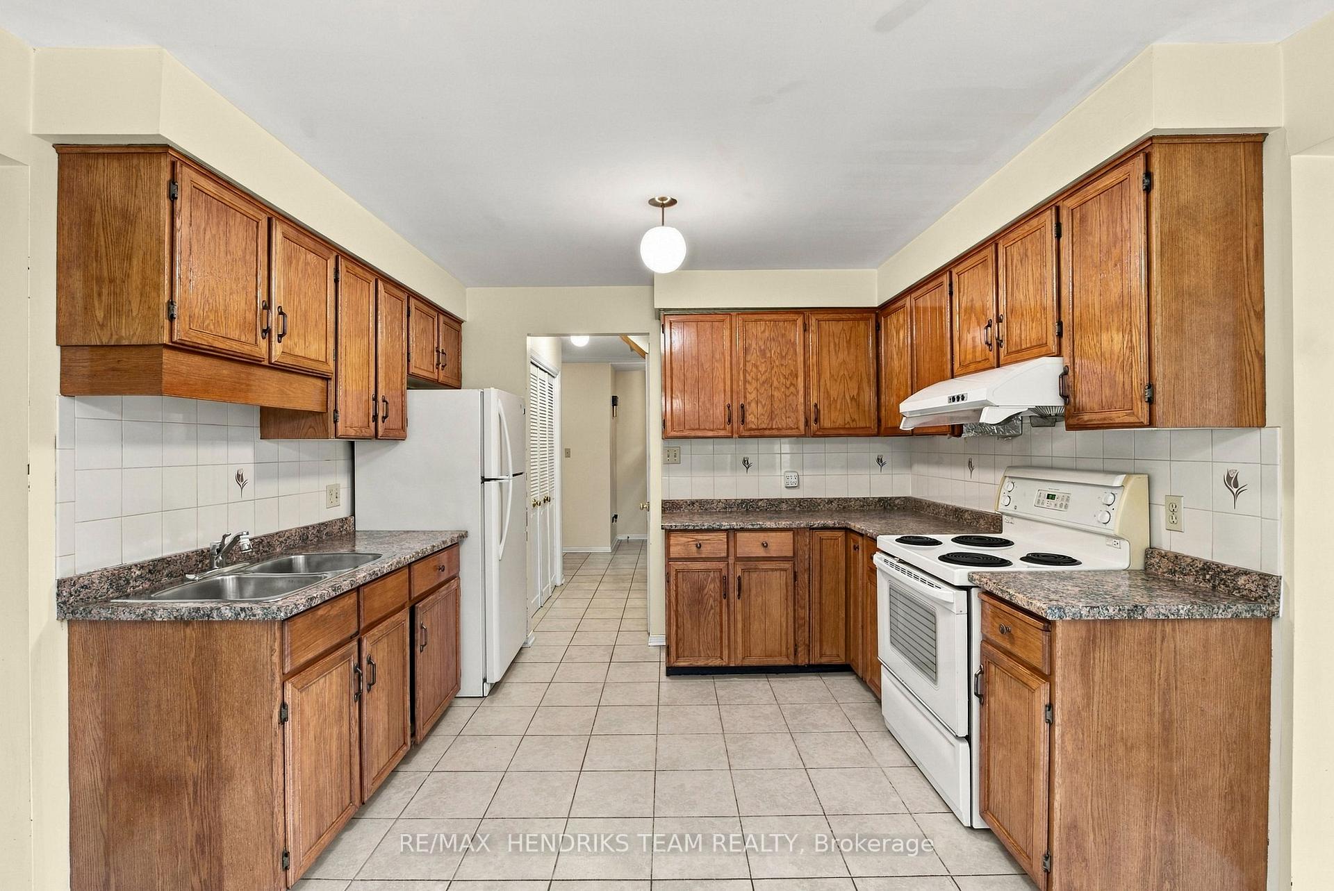 Photo 12 of 17 Farmington Drive, St. Catharines, Grapeview — HOMEH