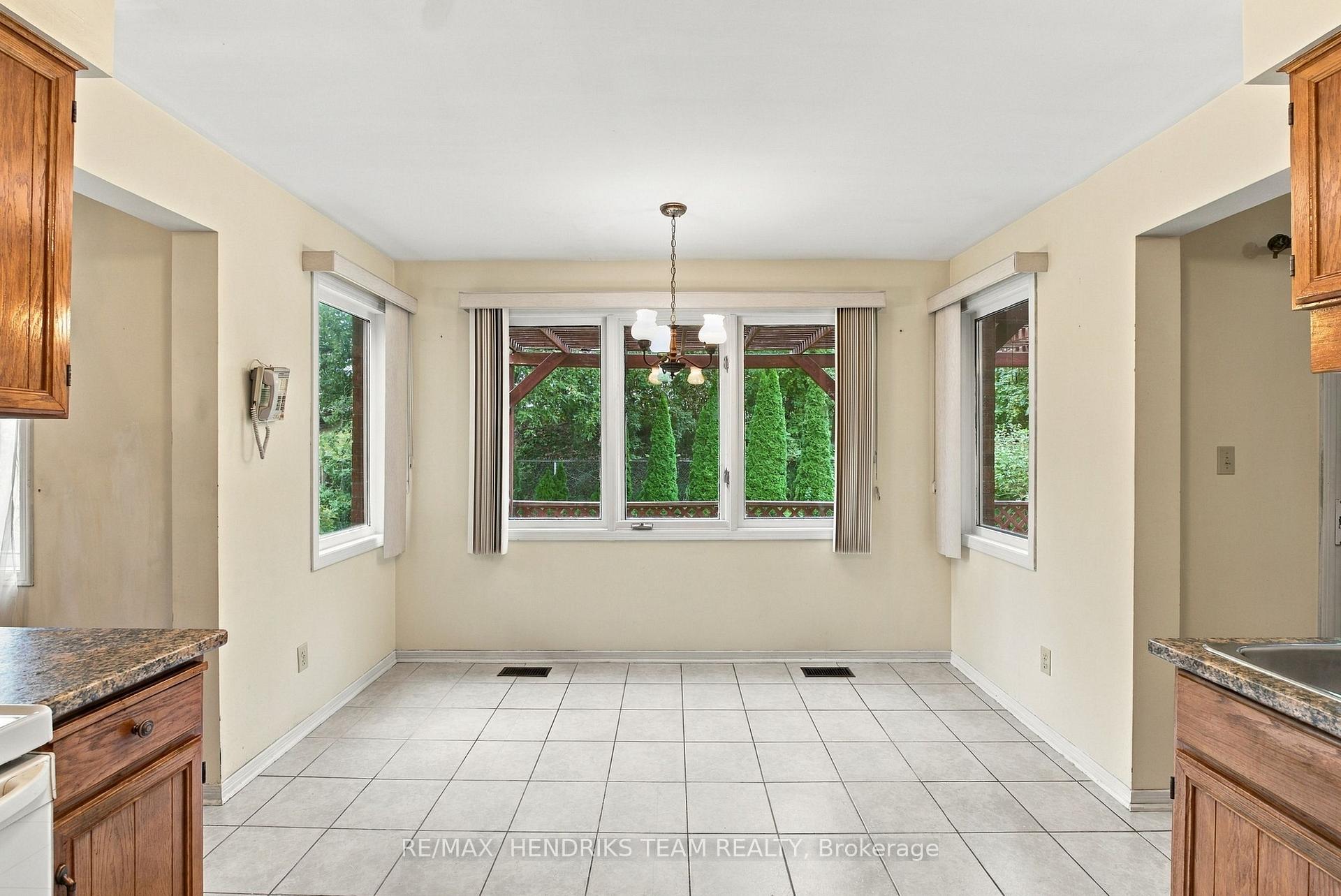 Photo 14 of 17 Farmington Drive, St. Catharines, Grapeview — HOMEH