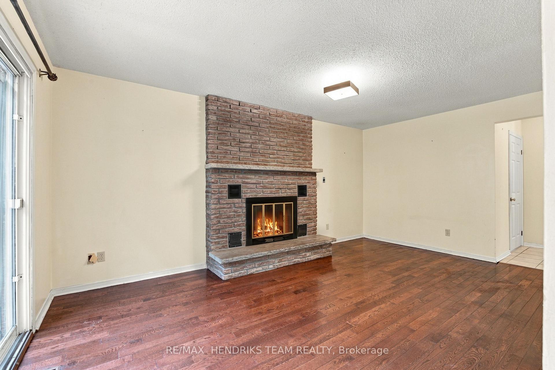 Photo 15 of 17 Farmington Drive, St. Catharines, Grapeview — HOMEH