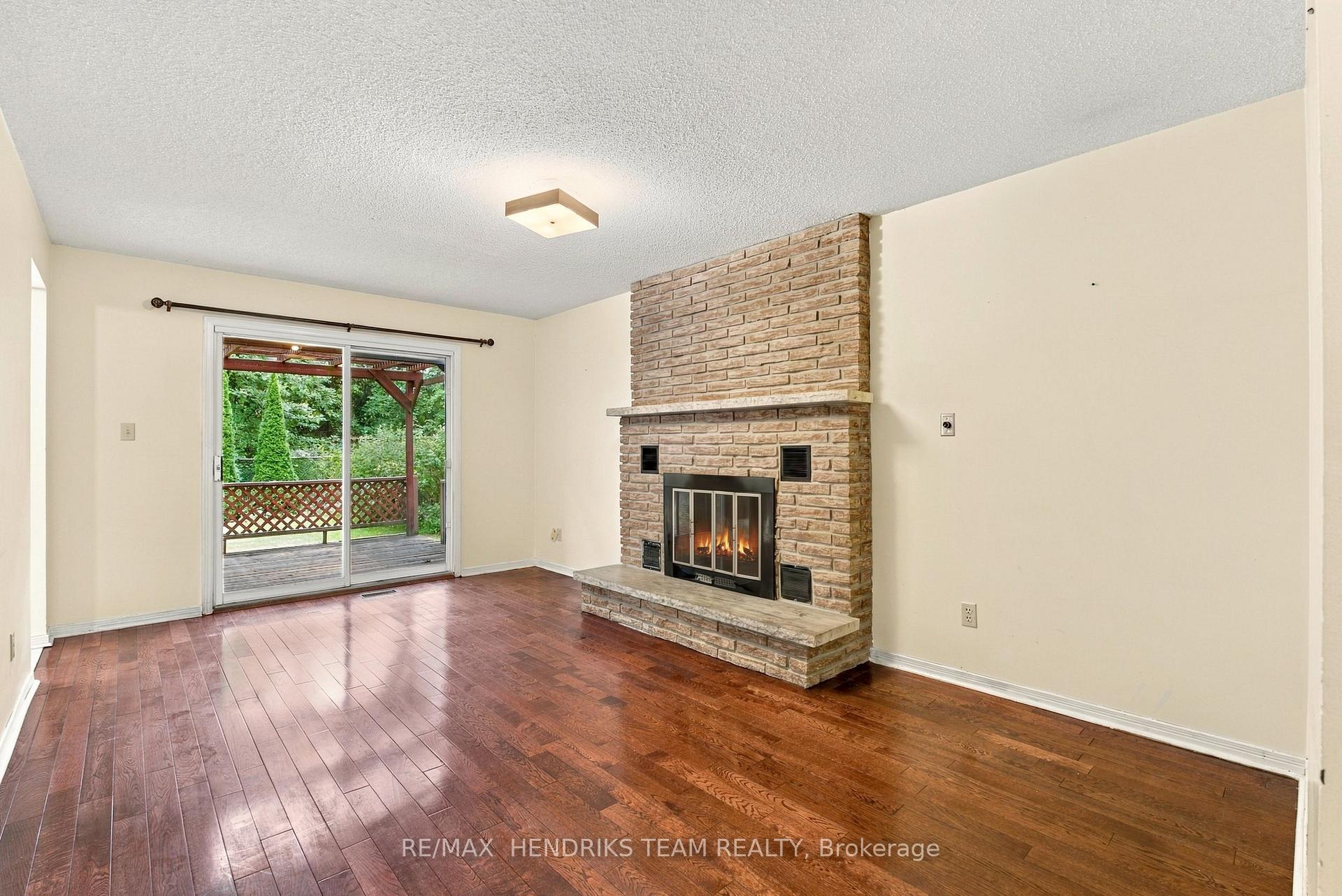 Photo 16 of 17 Farmington Drive, St. Catharines, Grapeview — HOMEH