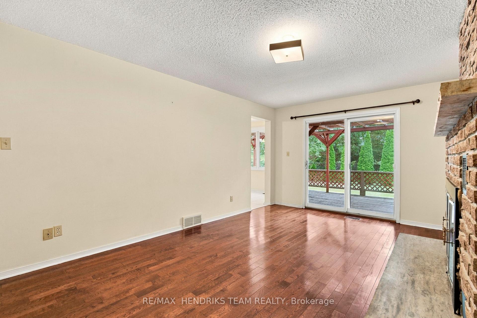 Photo 17 of 17 Farmington Drive, St. Catharines, Grapeview — HOMEH