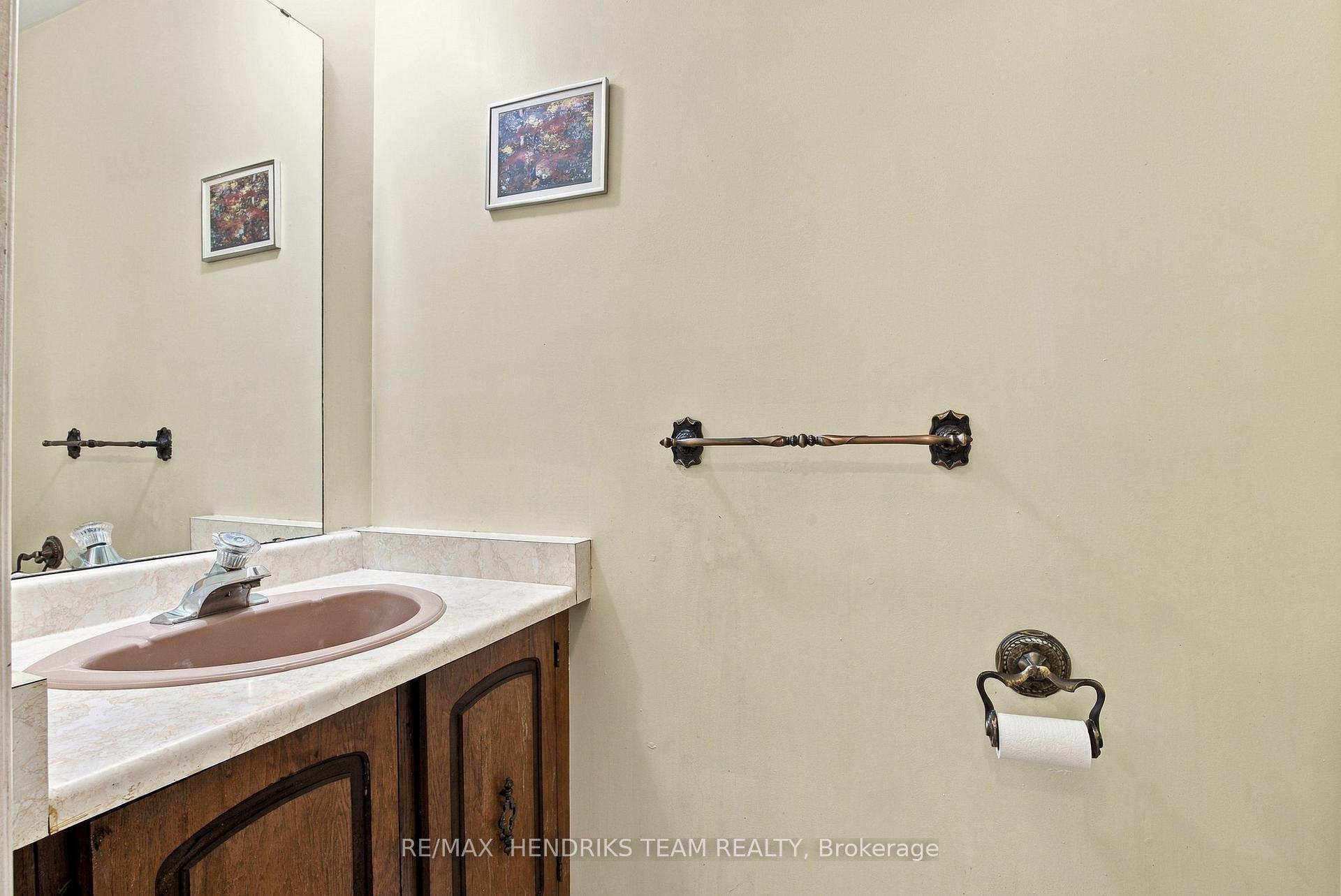 Photo 18 of 17 Farmington Drive, St. Catharines, Grapeview — HOMEH