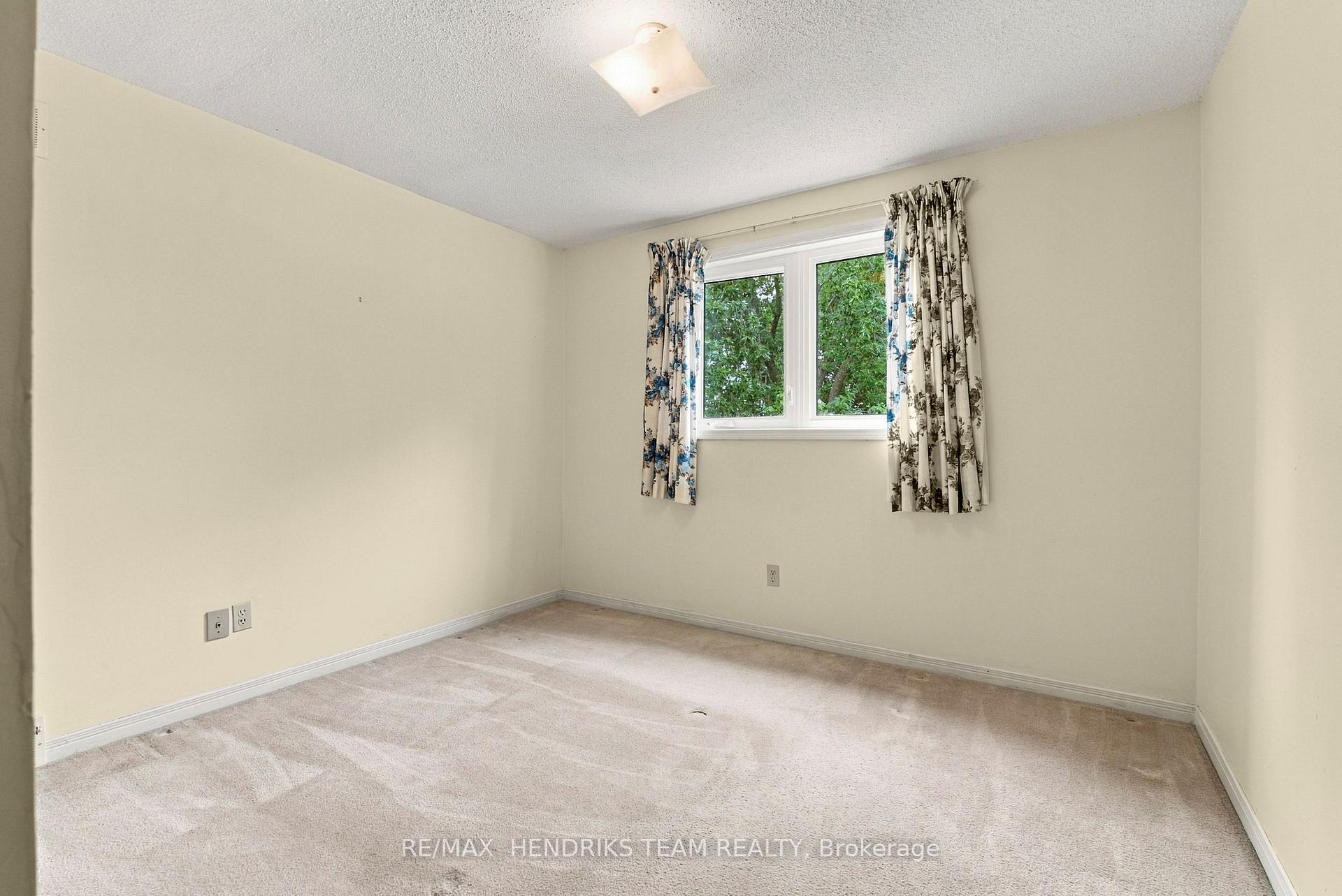 Photo 25 of 17 Farmington Drive, St. Catharines, Grapeview — HOMEH