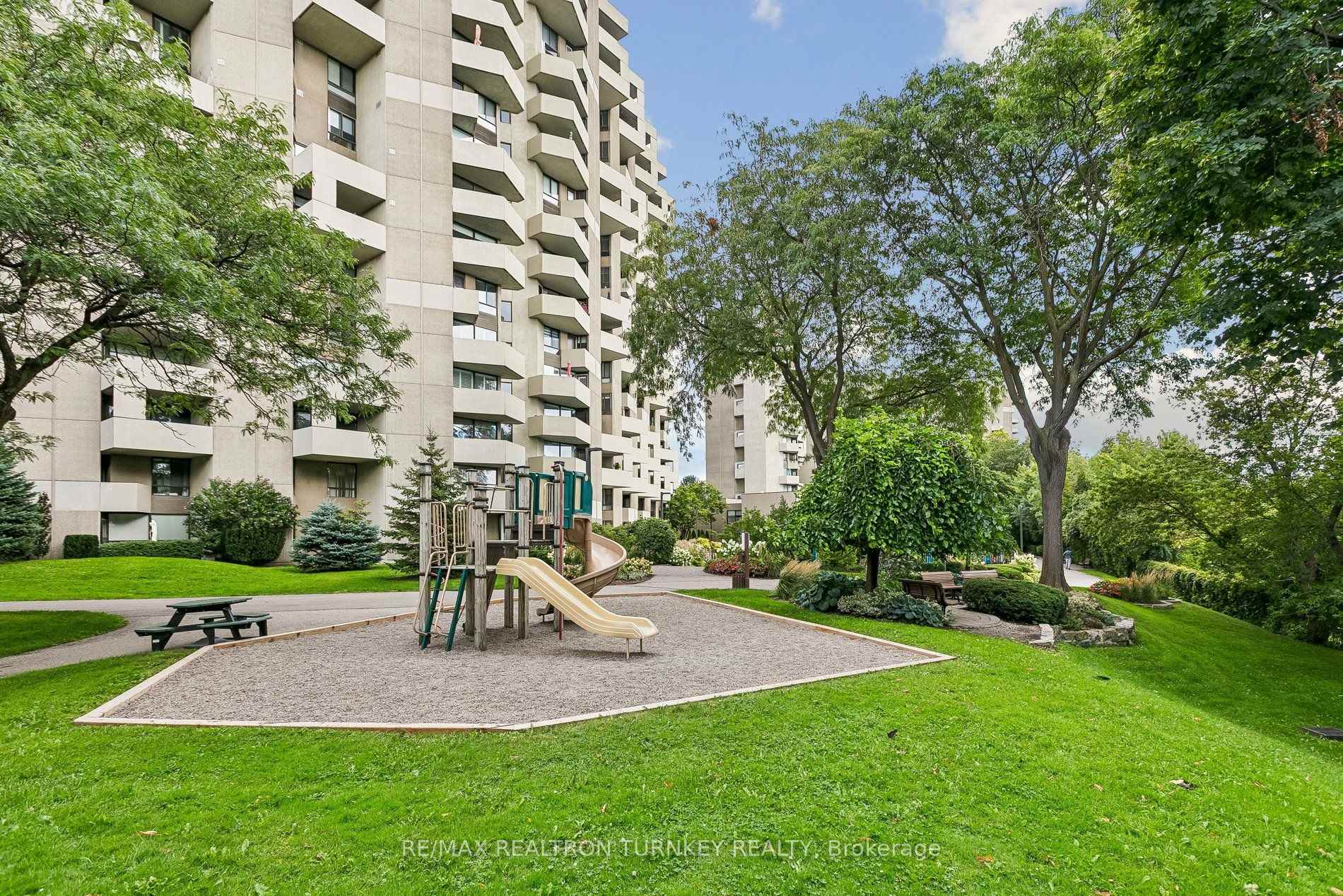 Photo 5 of Unit A12, 296 Mill Road, Etobicoke, Markland Wood — HOMEH